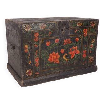 Coffre d’opéra chinois avec illustrations de la flore et de la faune (Chine 1900)