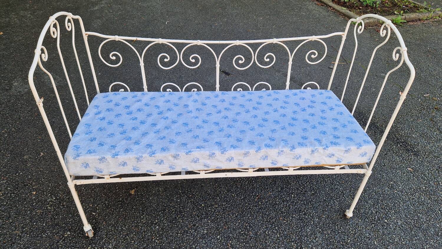 bed child iron bench