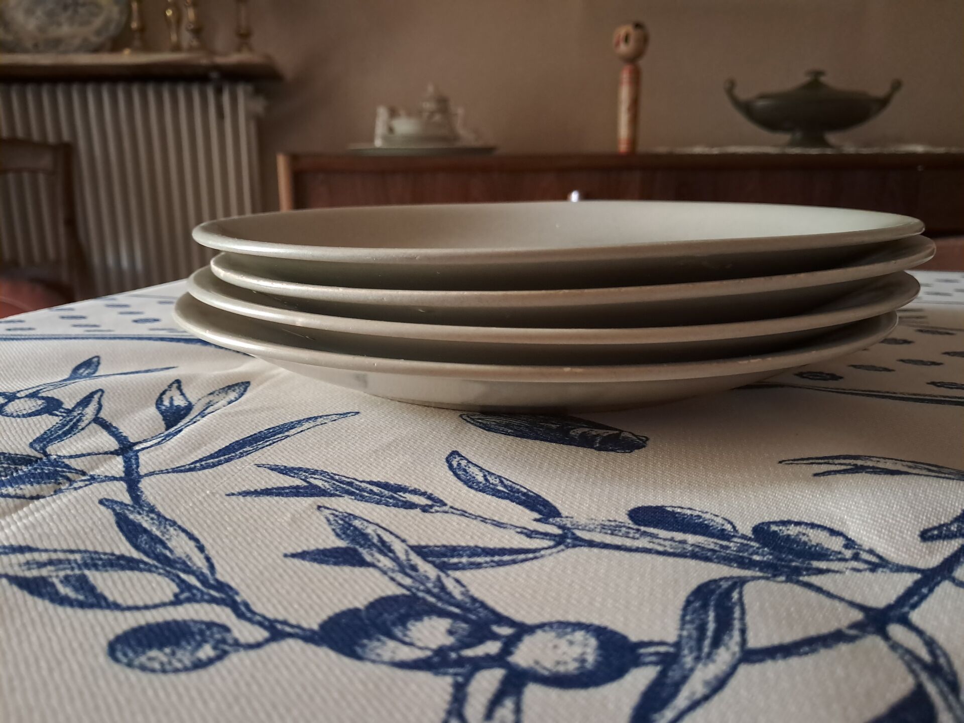 4 vintage Longchamp dinner plates