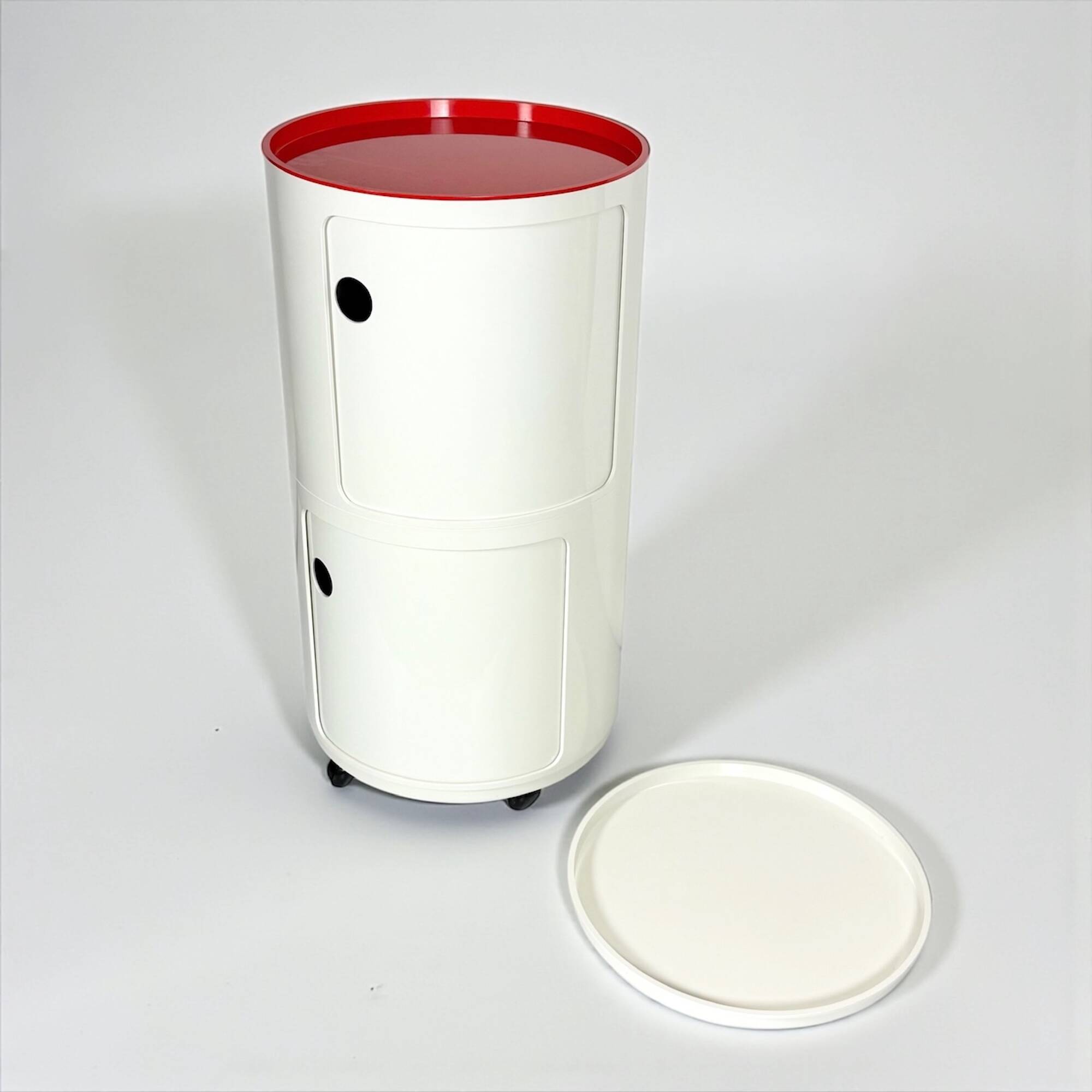 Paire de vélos Kartell Componibili des années 70 sur roulettes, coloris blanc cassé et corail.