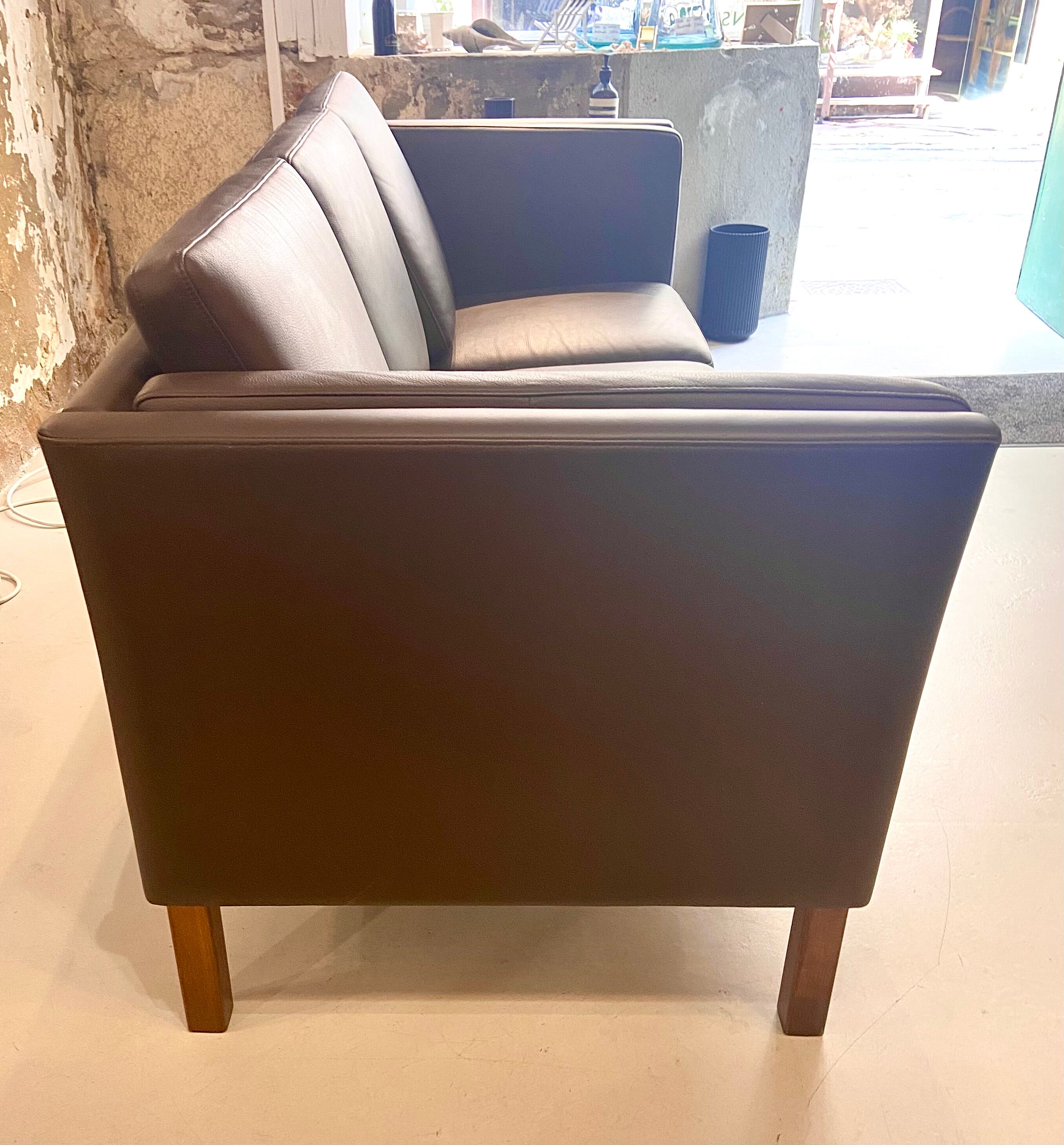 Danish leather sofa 3 places