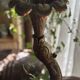 Lampe sculpturale vintage avec dauphin en bronze sur base en marbre noir -Holl