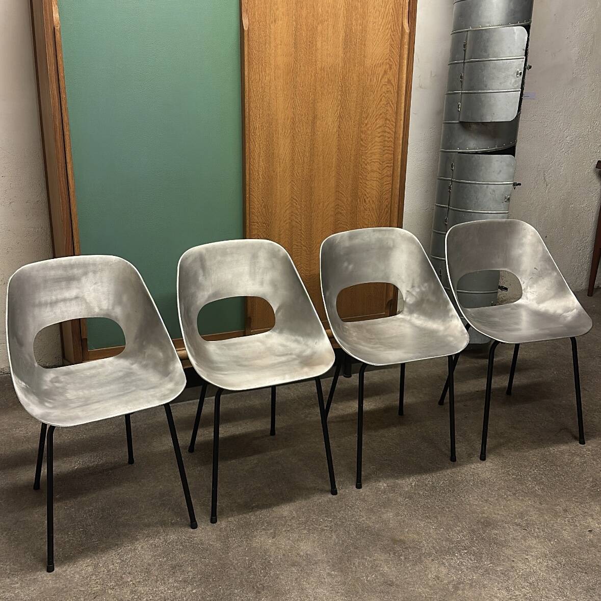 Suite de 4 chaises Tulipe par Pierre Guariche