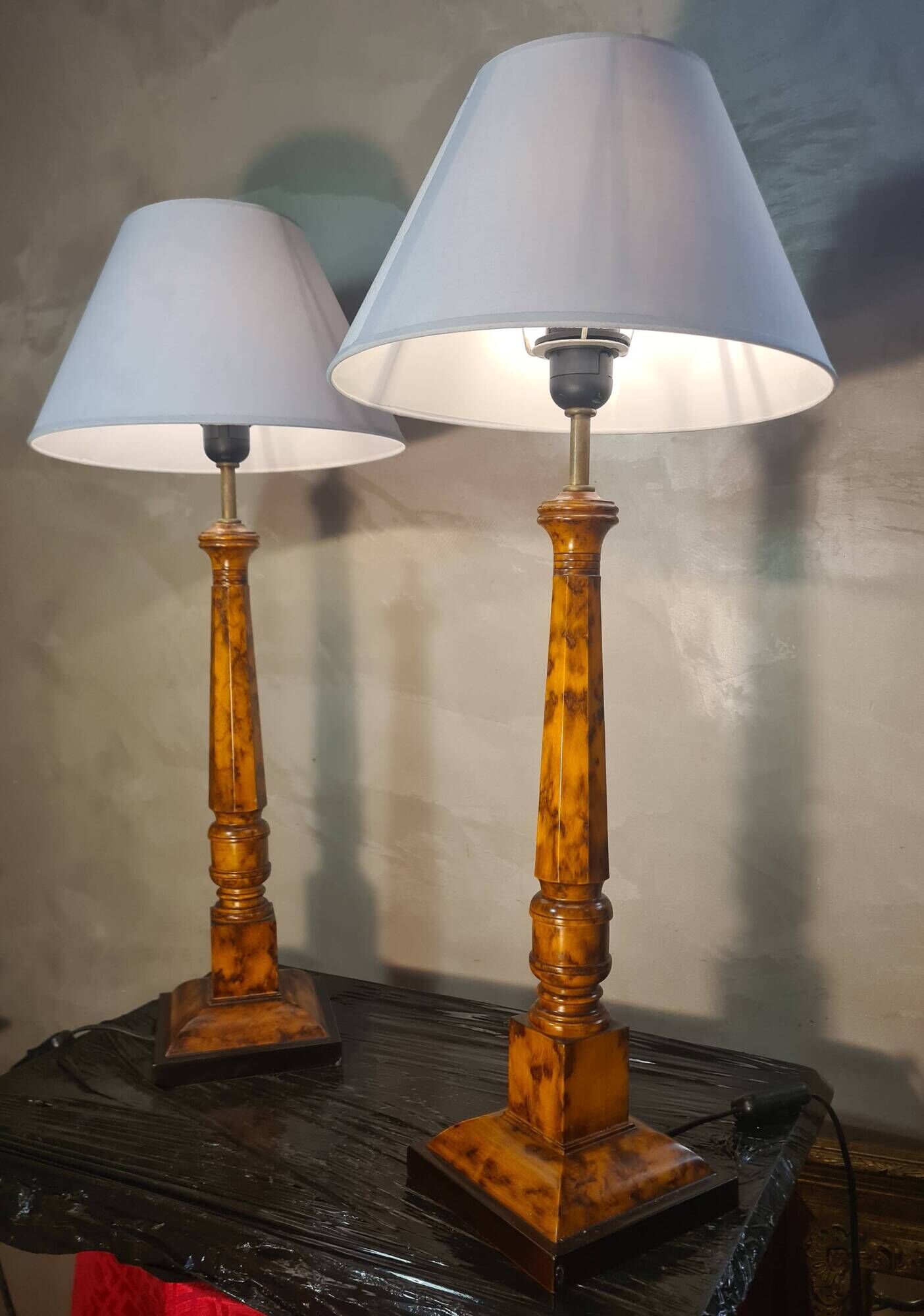Pair of lamps in Bakelite wood style, 68x30, new lampshade, electrical working, very elegant.