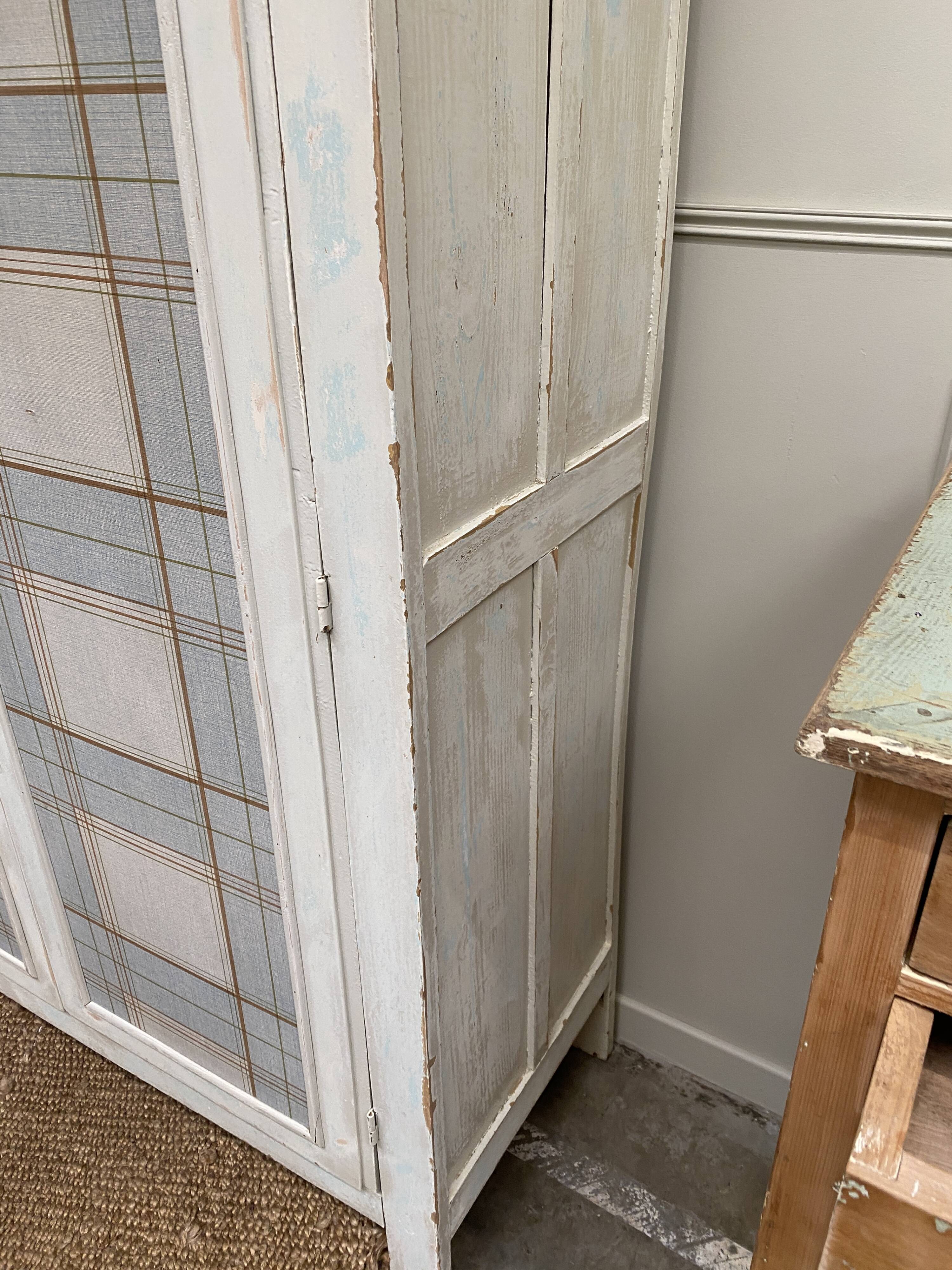 Armoire patinée en bois brut