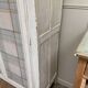 Armoire patinée en bois brut
