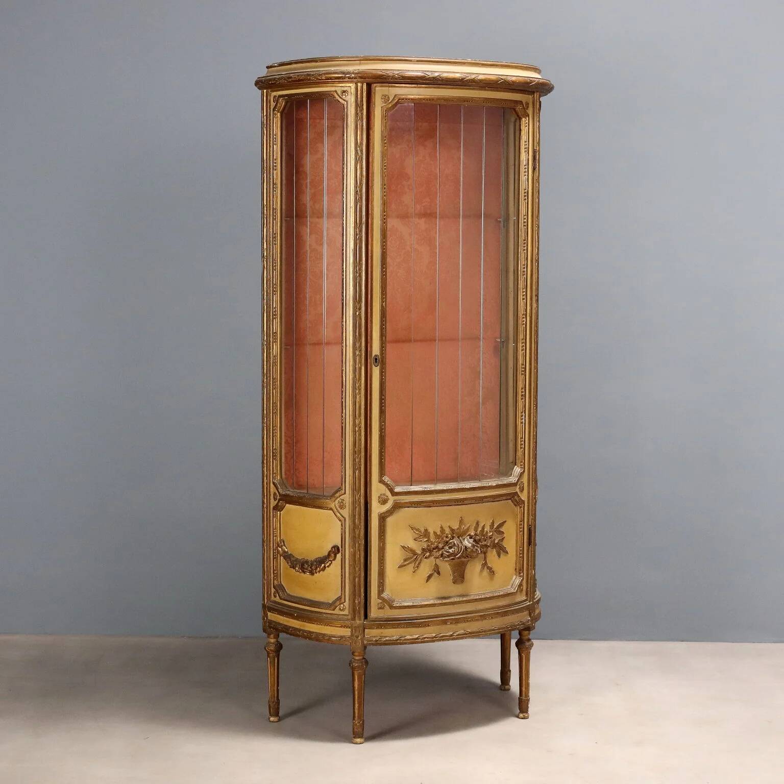 Vitrine ancienne de style néoclassique en bois sculpté, XIXe siècle