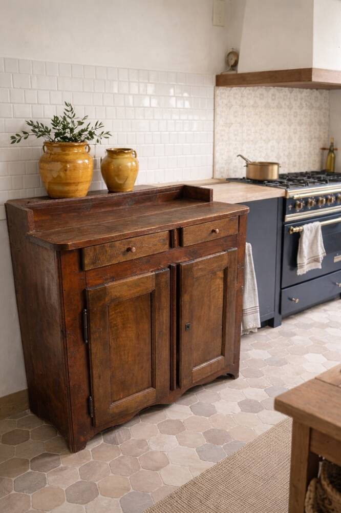 Antique pine sideboard from the 1920s/1930s.