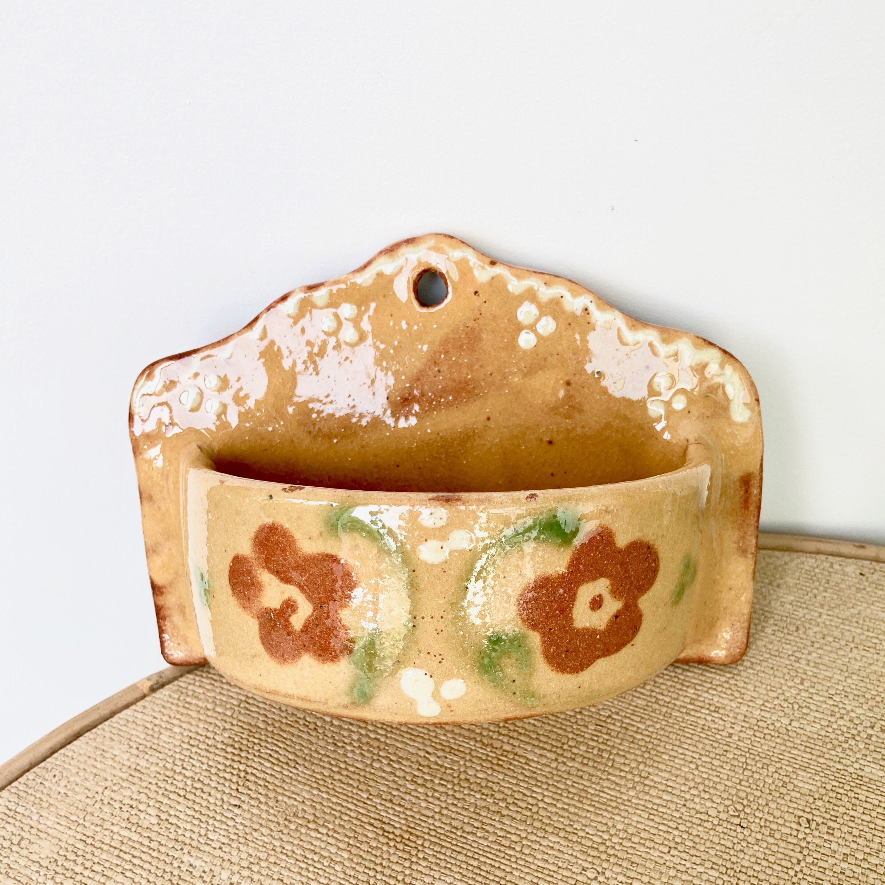 Empty pocket, soap holder wall