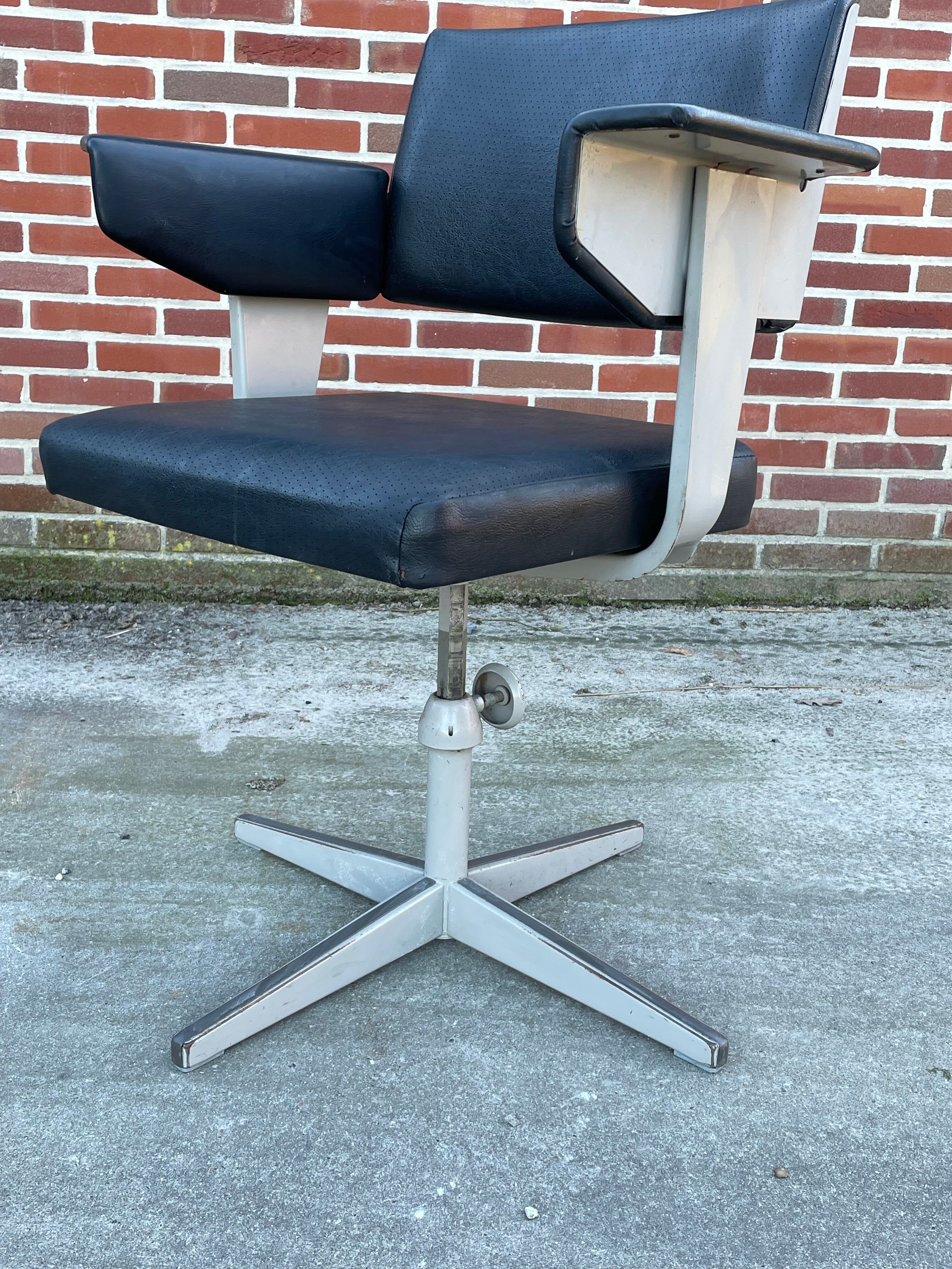 Friso kramer revolve desk chair for ahrend de cirkel 1960