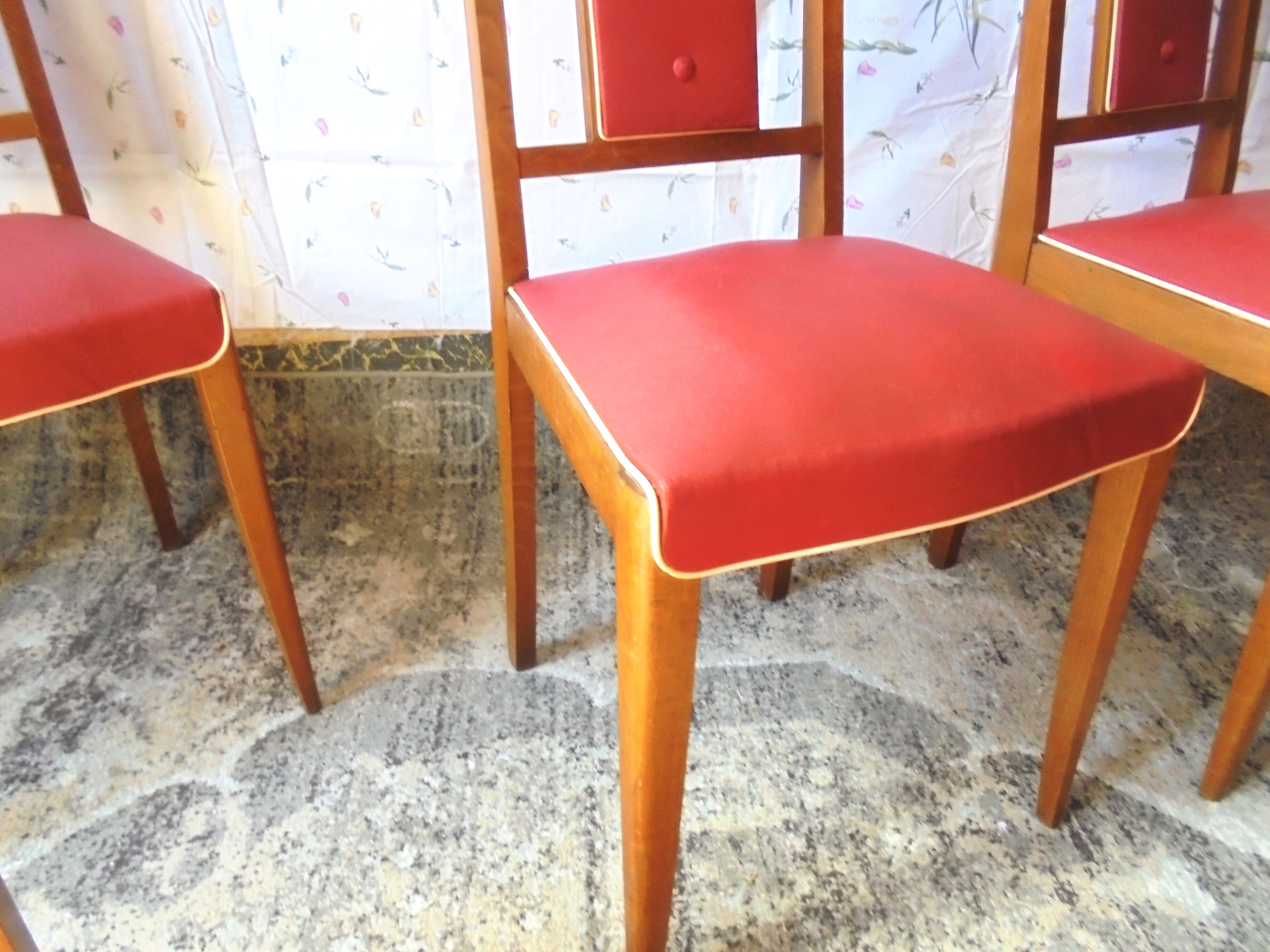 Set of 5 wooden chairs and red skaï