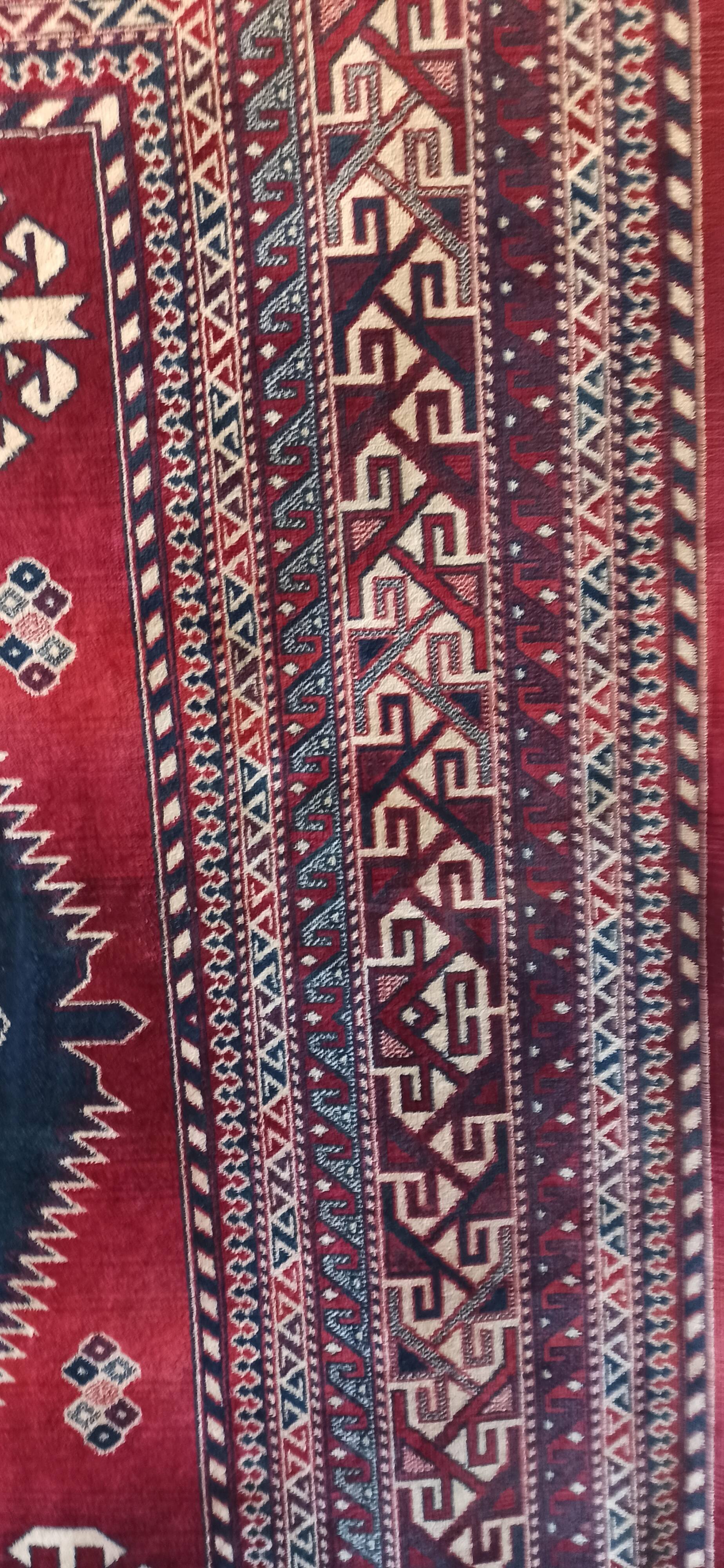 Tapis mural aux motifs orientaux.