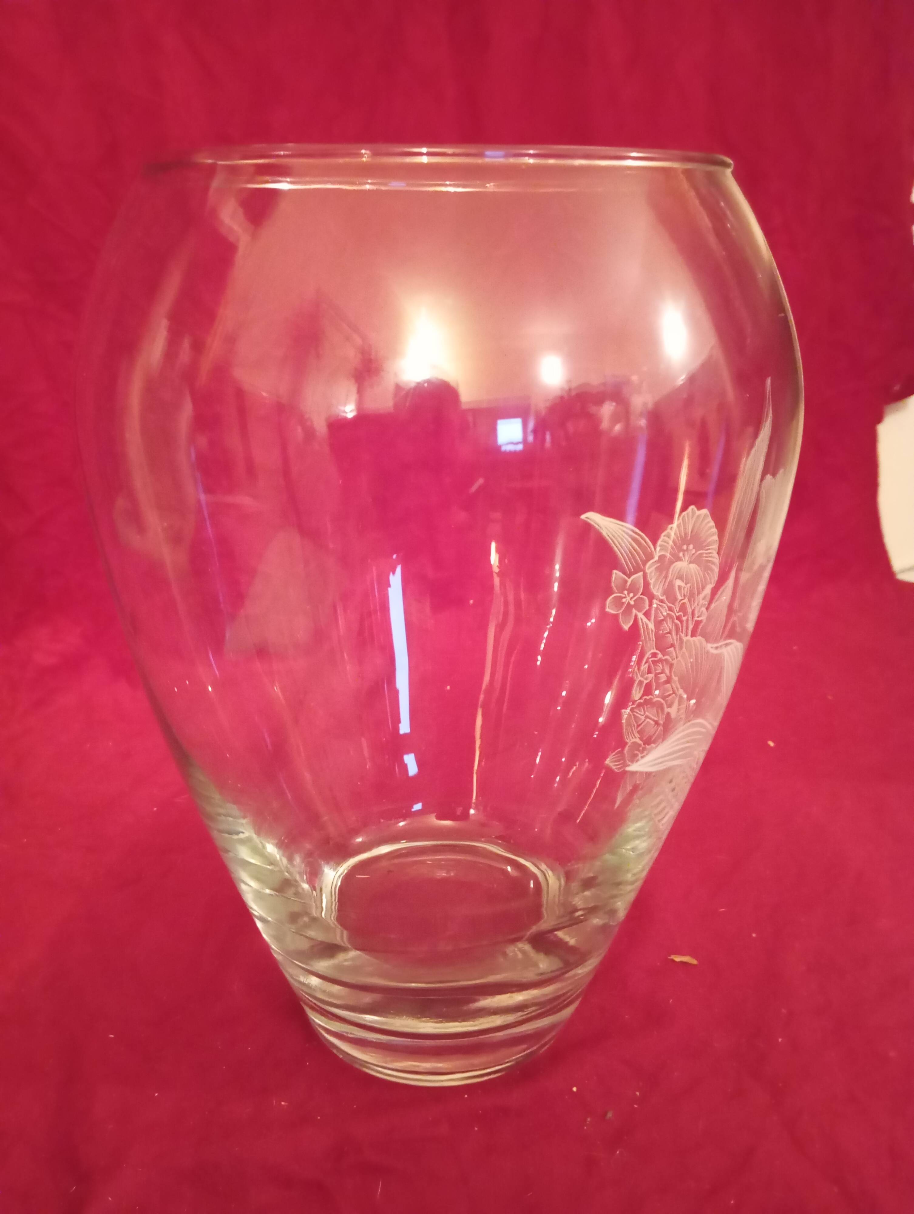 Engraved glass vase with floral pattern