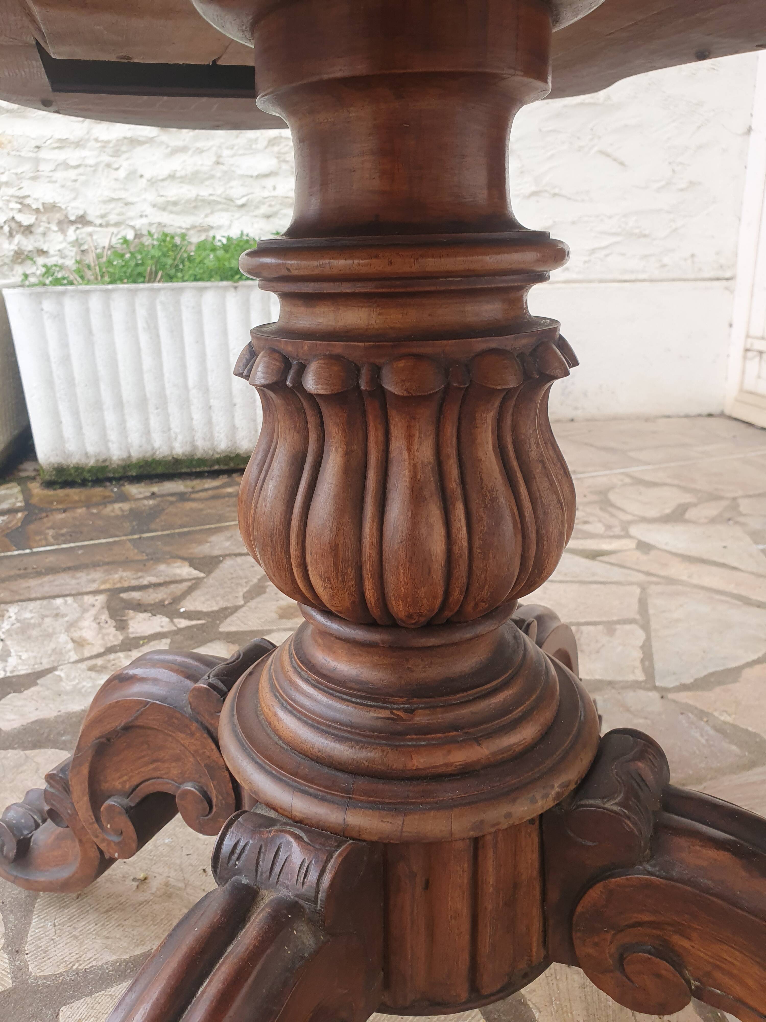 Mahogany violin pedestal table, 19th century