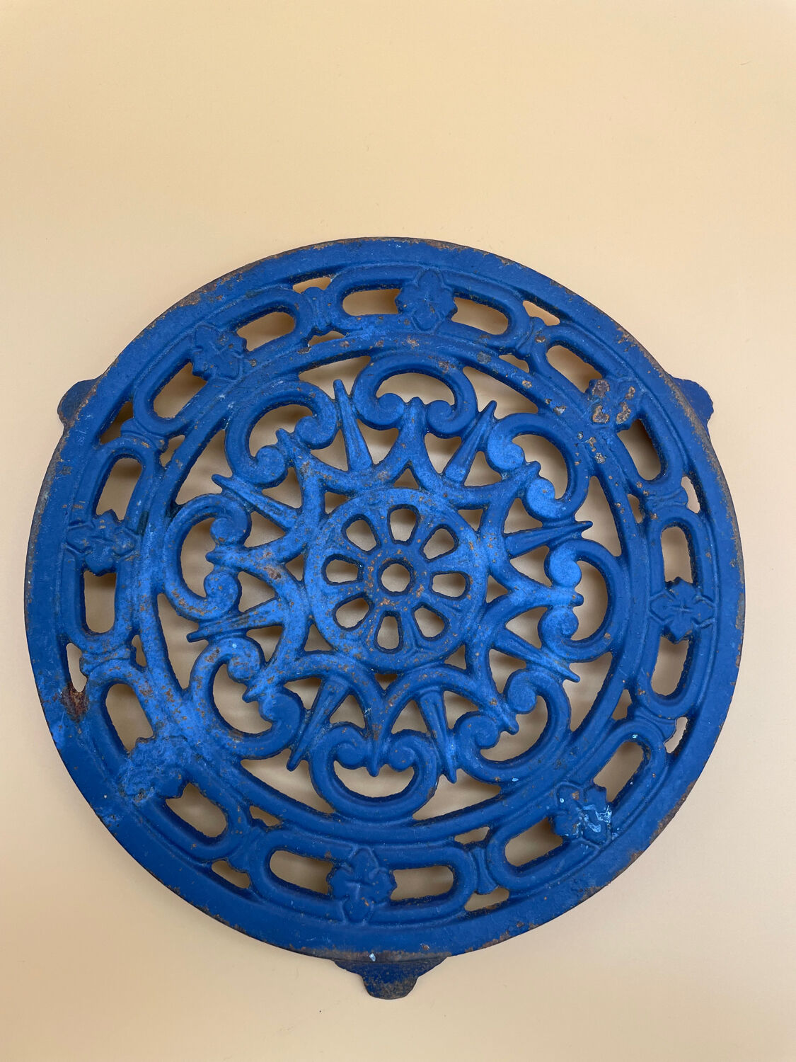 Dessous de plat bleu en fonte motif géometique decotec made in France