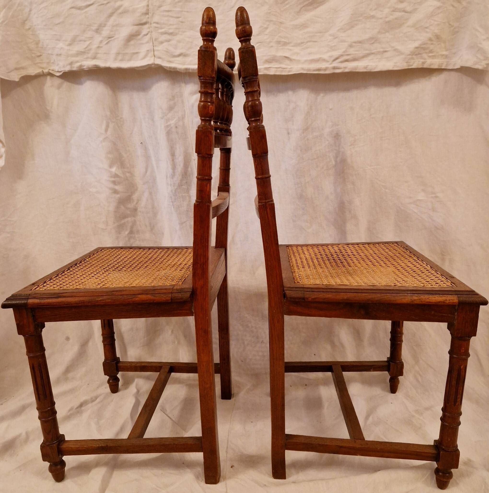 Extendable walnut table, 6 caned chairs in Henri II Neo-Renaissance style.
