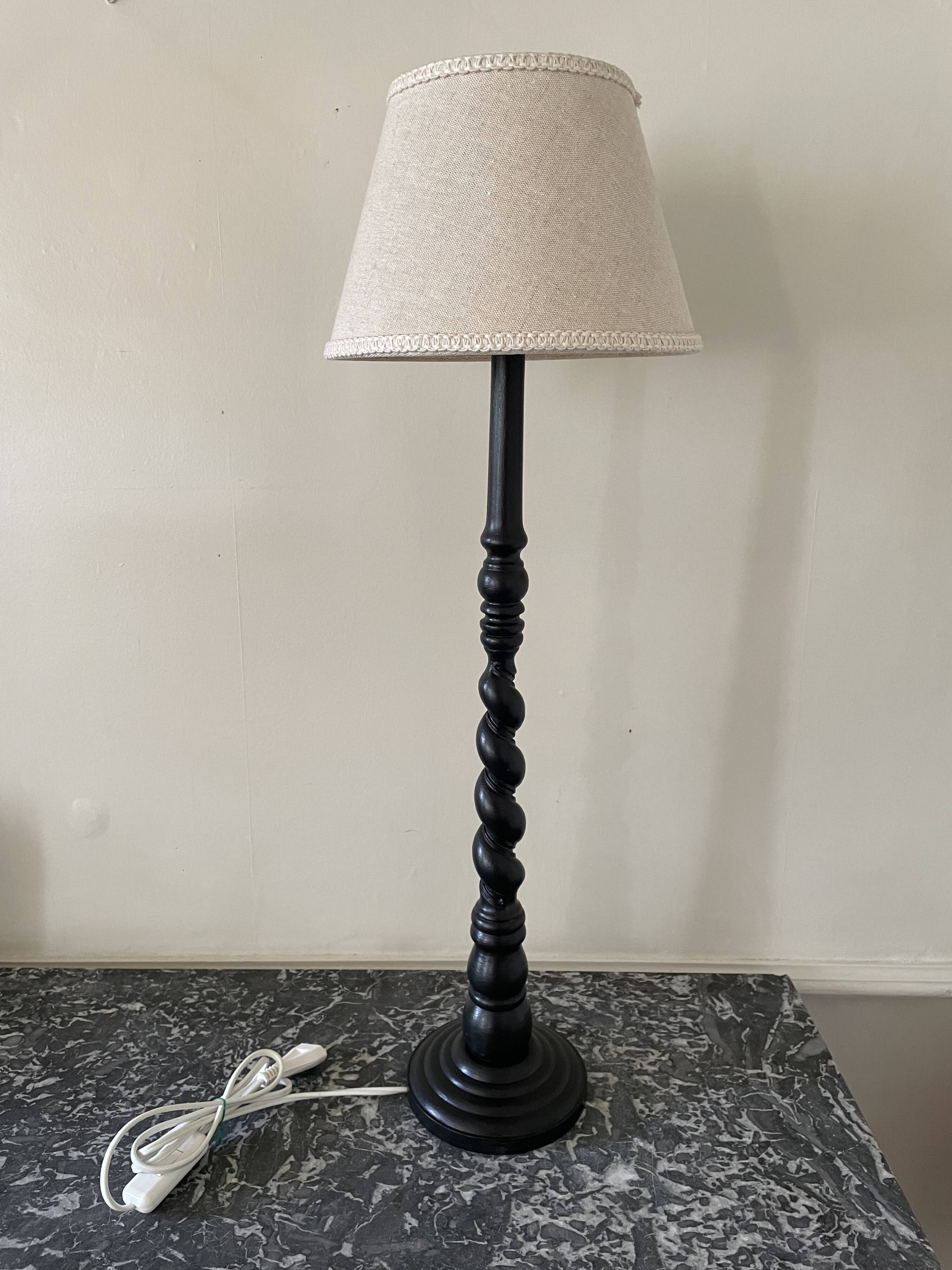 Twisted wood lamp