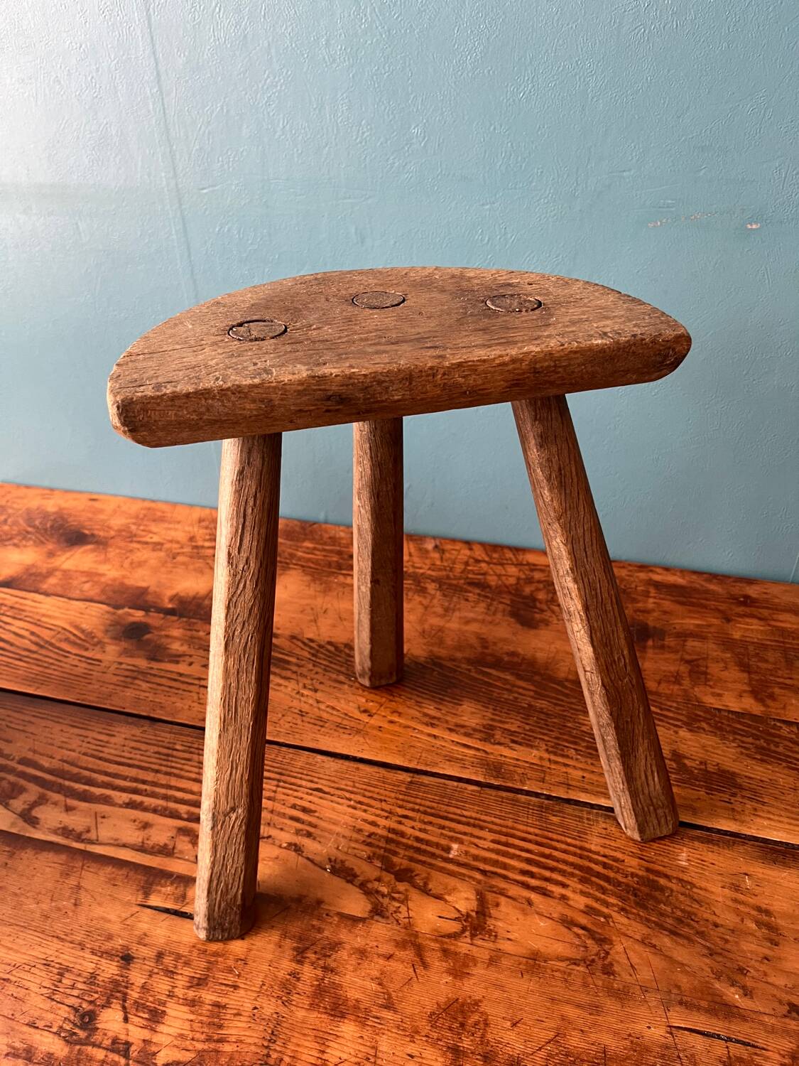 Petit tabouret tripode en bois année 50