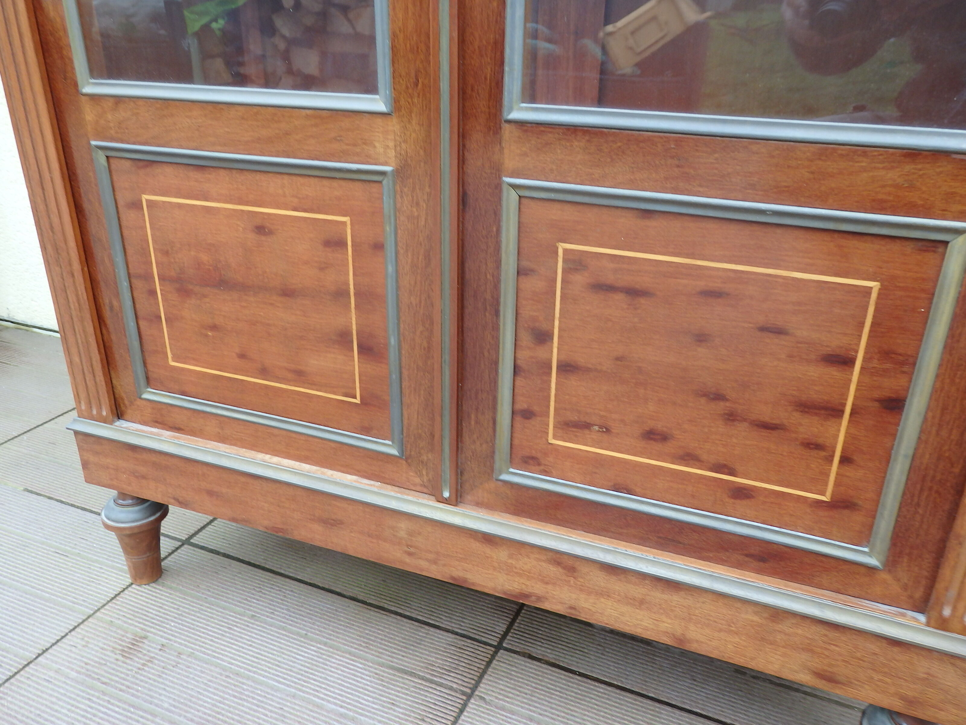 louis XVI showcase furniture