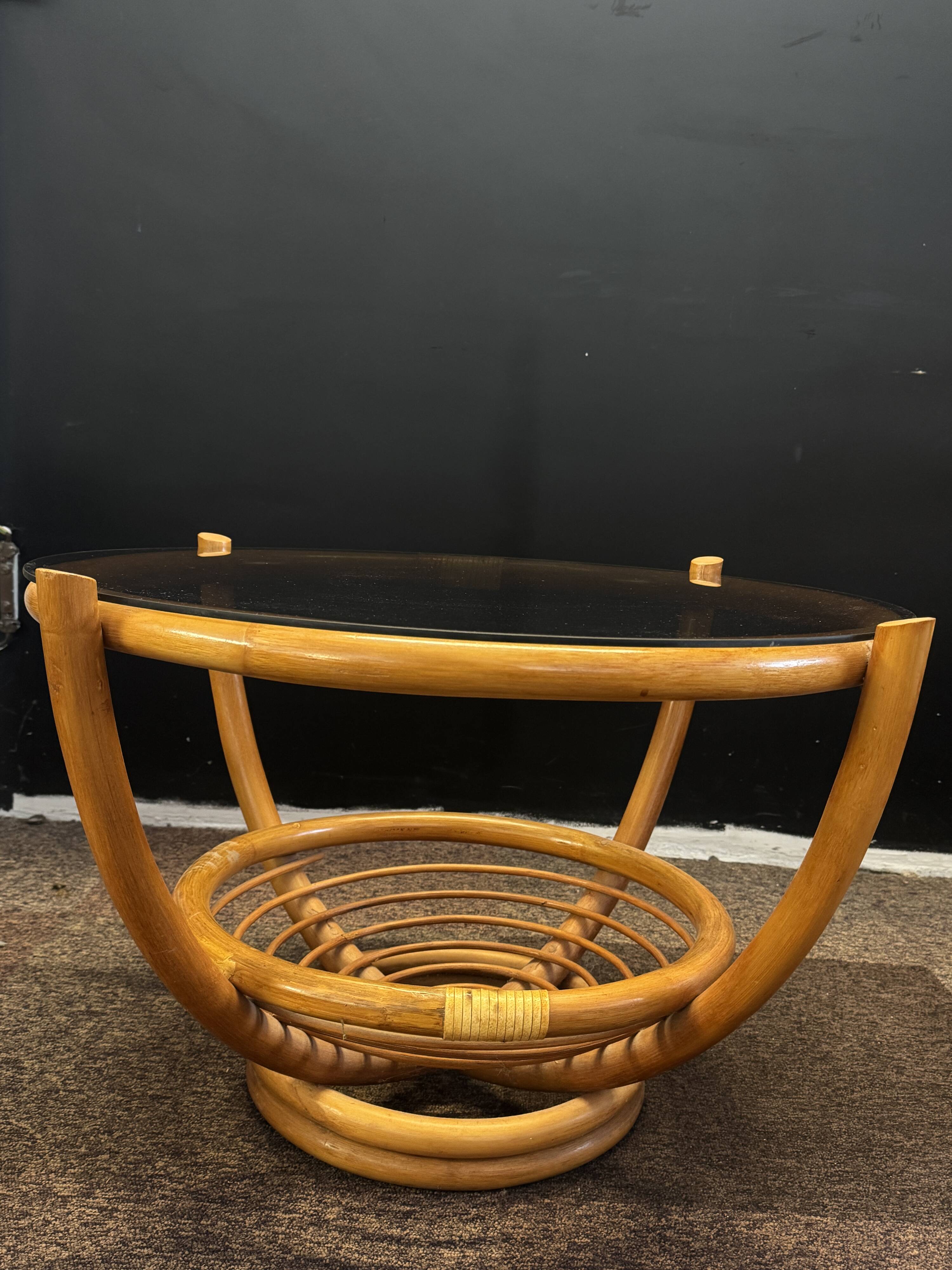 Fauteuil rotin pivotant + table basse rotin verre