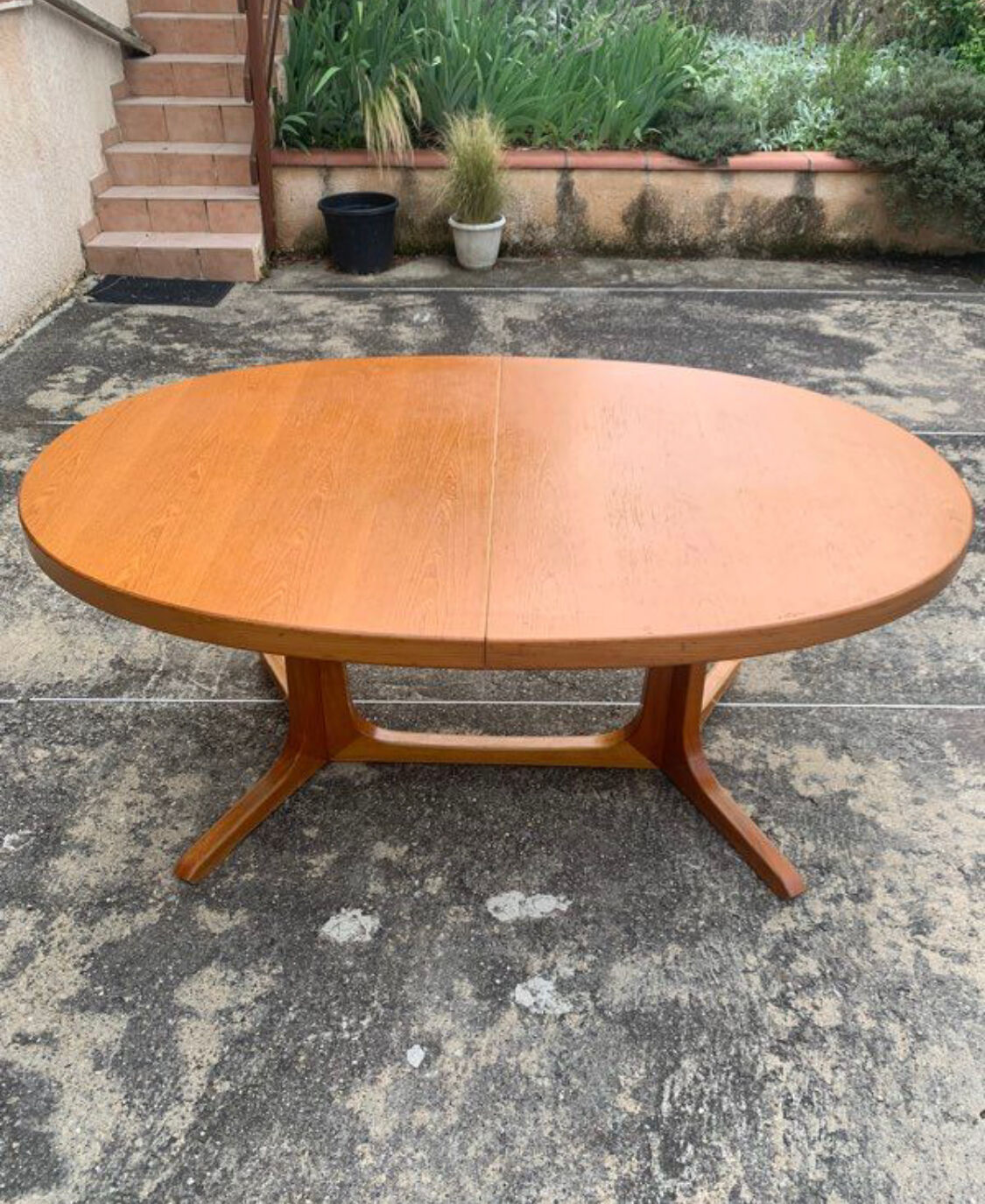 Baumann oval dining table
