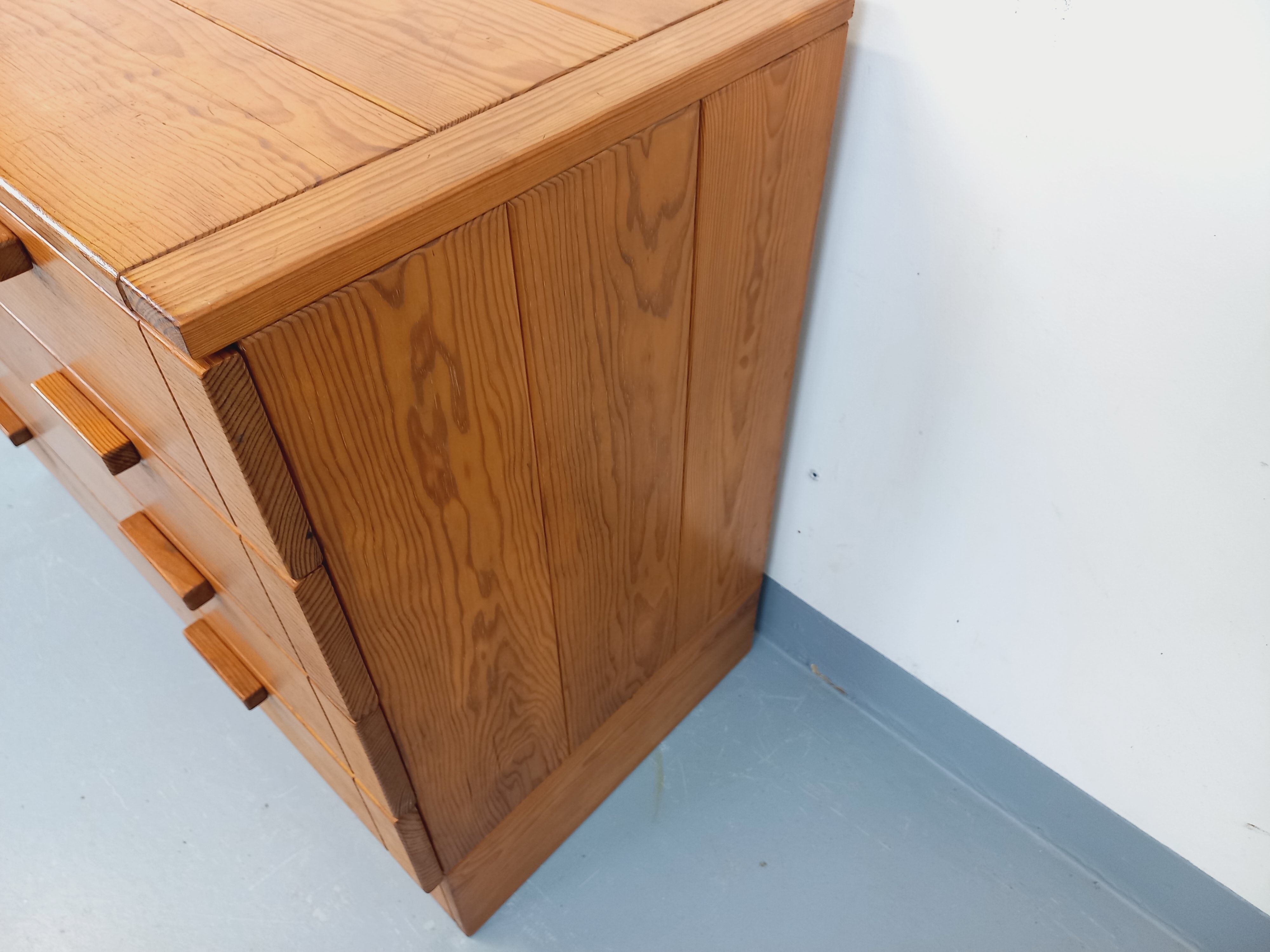 Vintage pine chest of drawers from the 1970s.