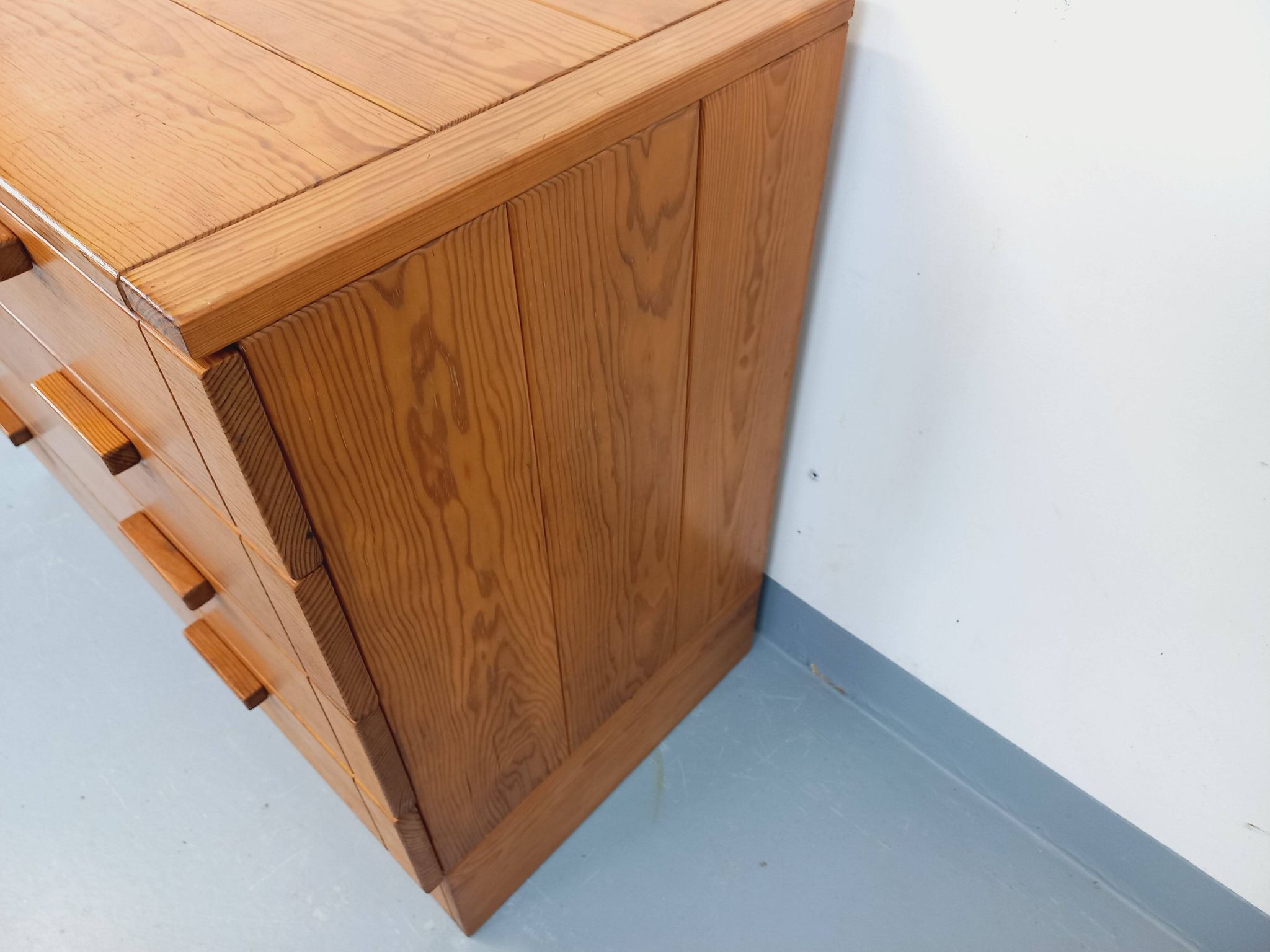 Vintage pine chest of drawers from the 1970s.