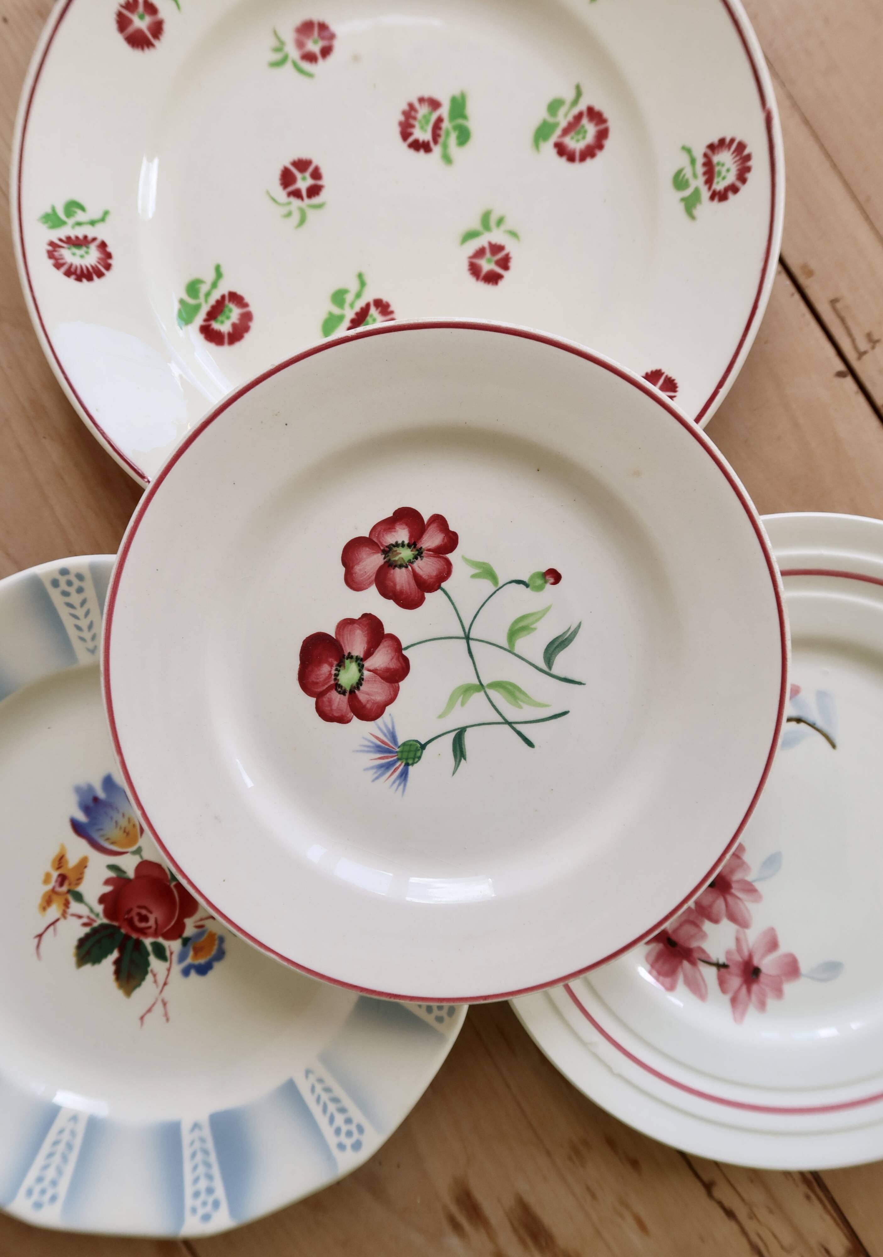 4 mismatched vintage floral earthenware dessert plates – Lot Rosie