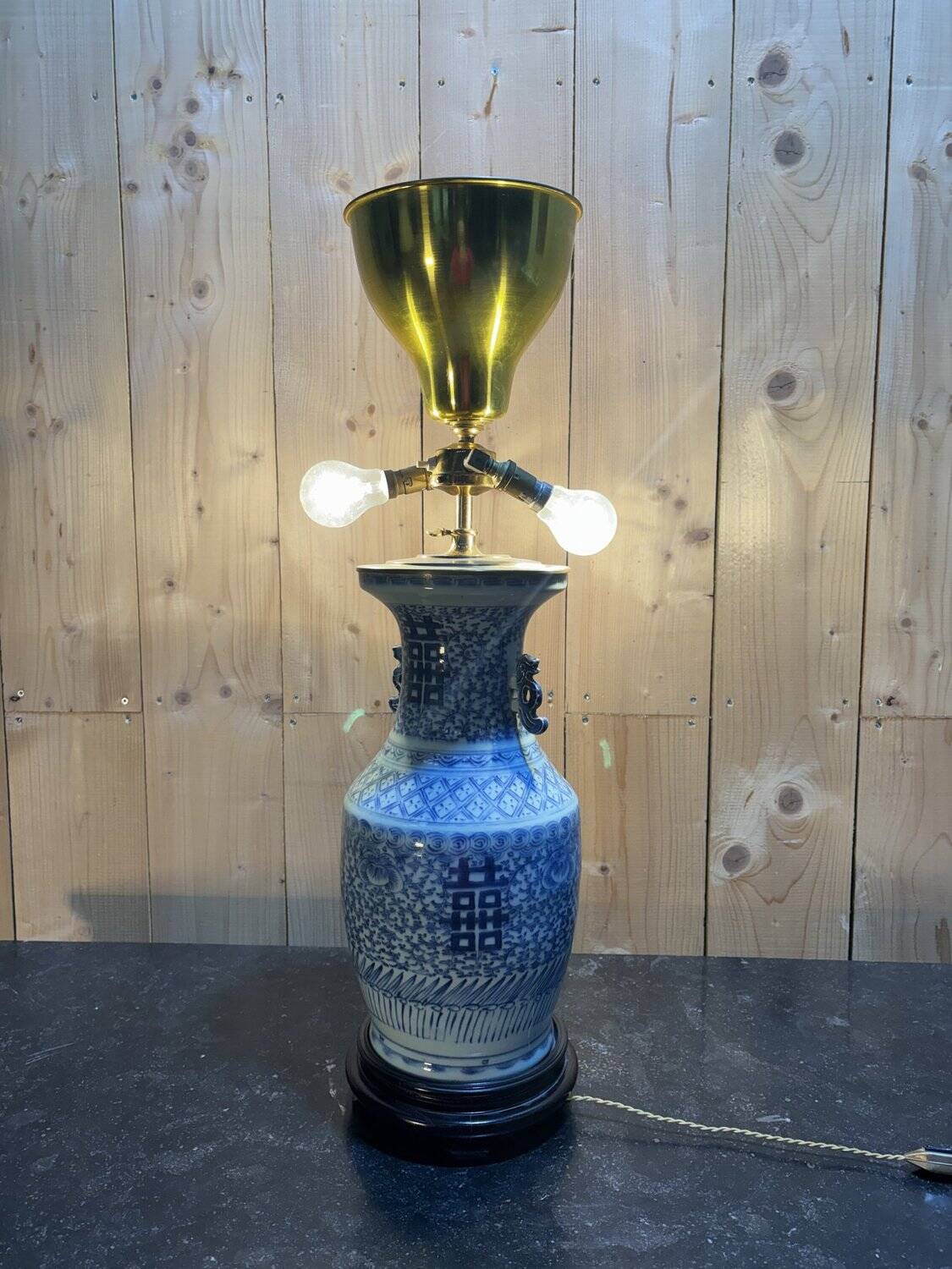 Enamelled porcelain lamp