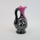 Carafe Vallauris noire et rose à motifs blanc en relief