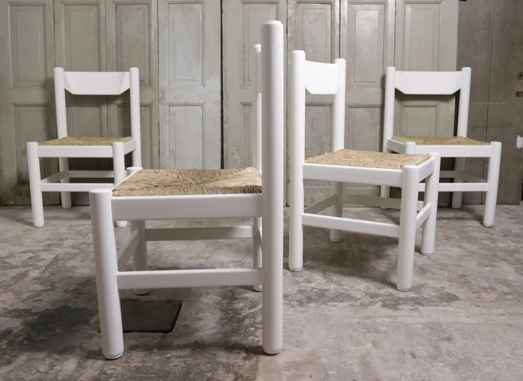 Set of 4 white rush dining chairs – Magistretti / Perriand style, 1970s