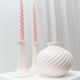 Ensemble en céramique crème des années 60 : deux porte-bougies et un vase avec un émail blanc, design des années 1970.