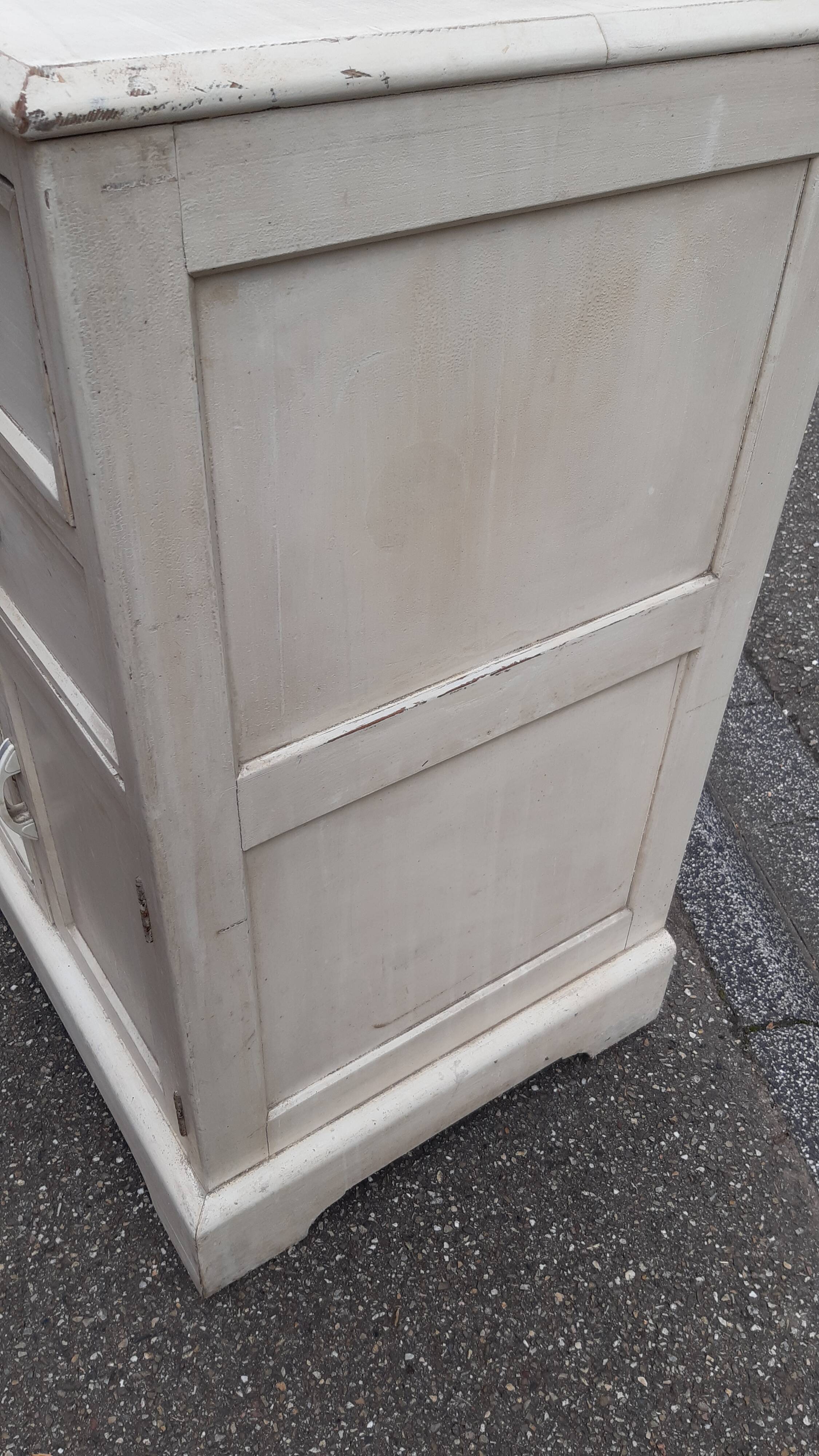 Commercial furniture with drawers