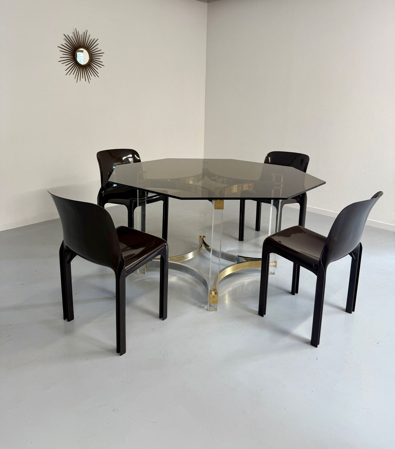 Antique Italian design dining table by Alessandro Albrizzi from the 70s