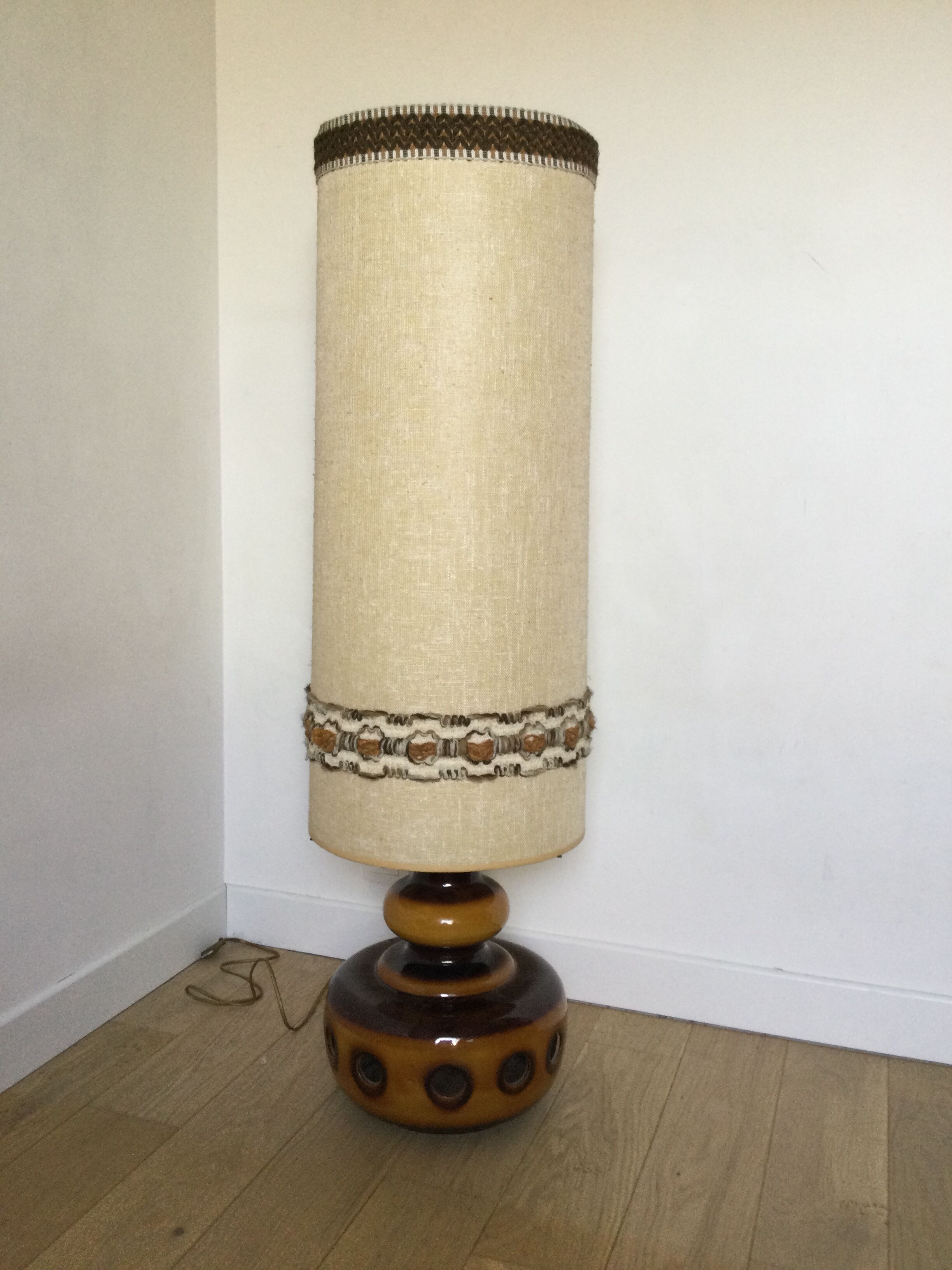 Vintage ceramic foot lamp to lay