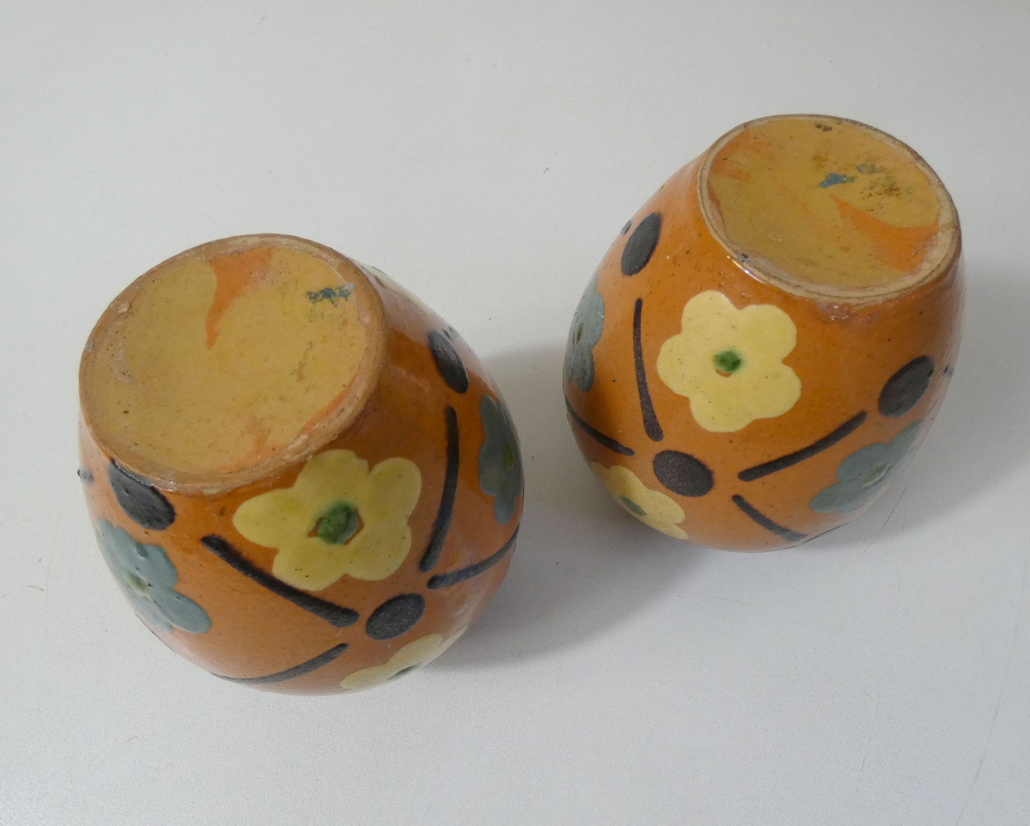 paire de vases en terre cuite vernissée