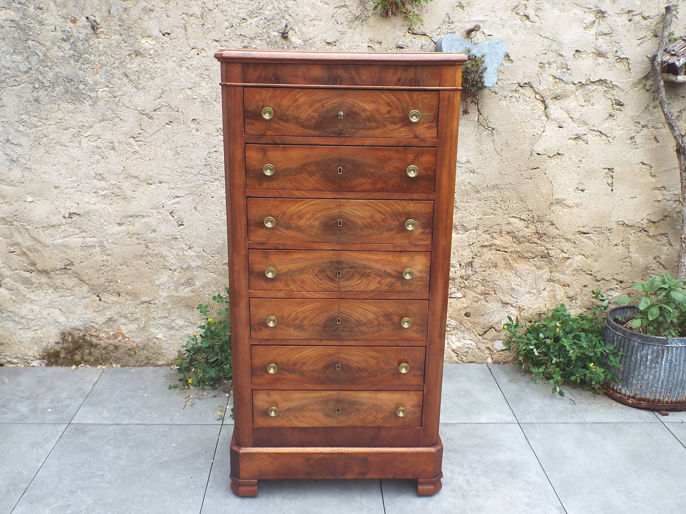 Weekly chest of drawers