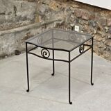 Petite table d'appoint en fer forgé et verre fumé