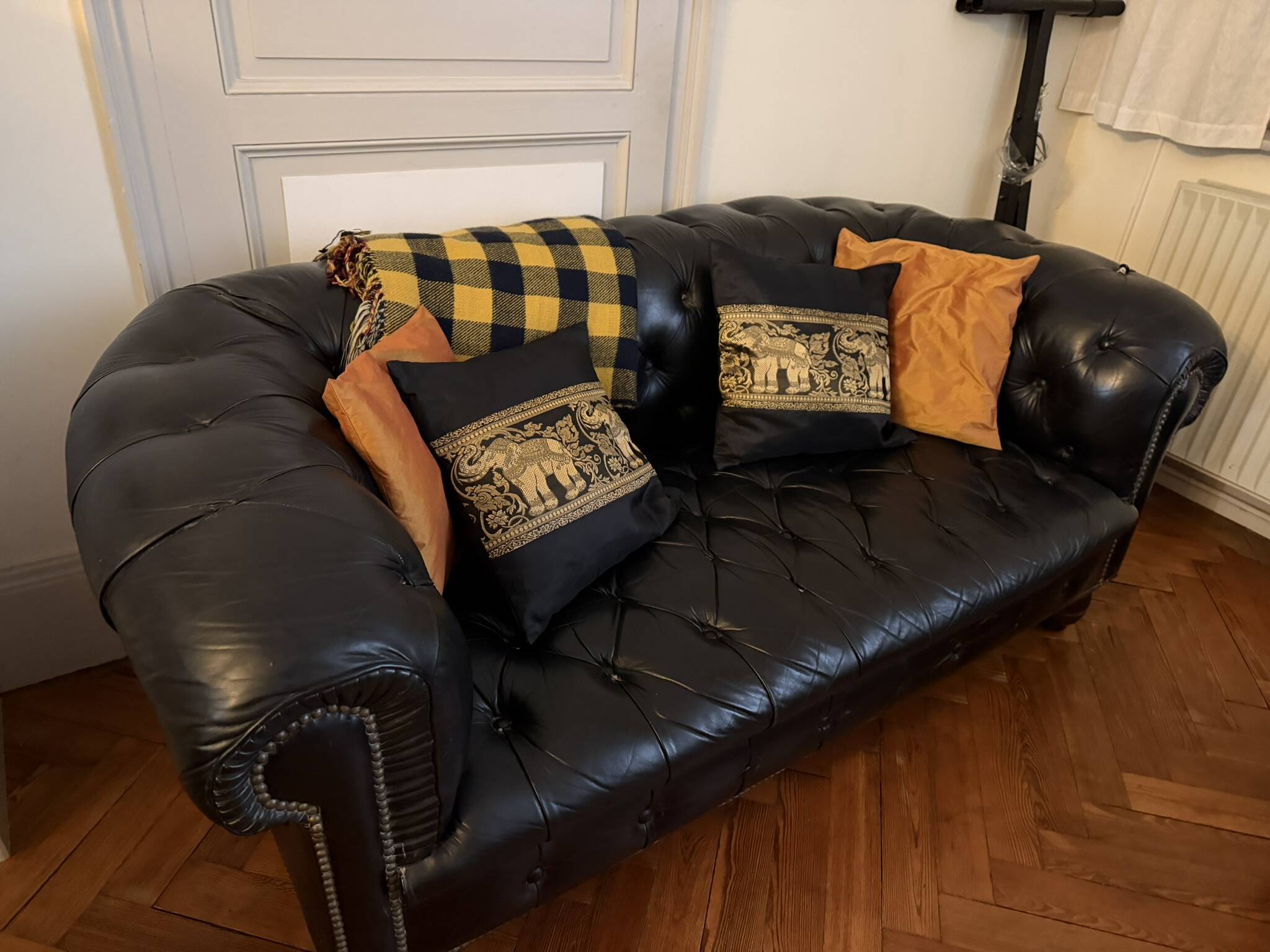 Canapé Chesterfield cuir noir + paire de fauteuils