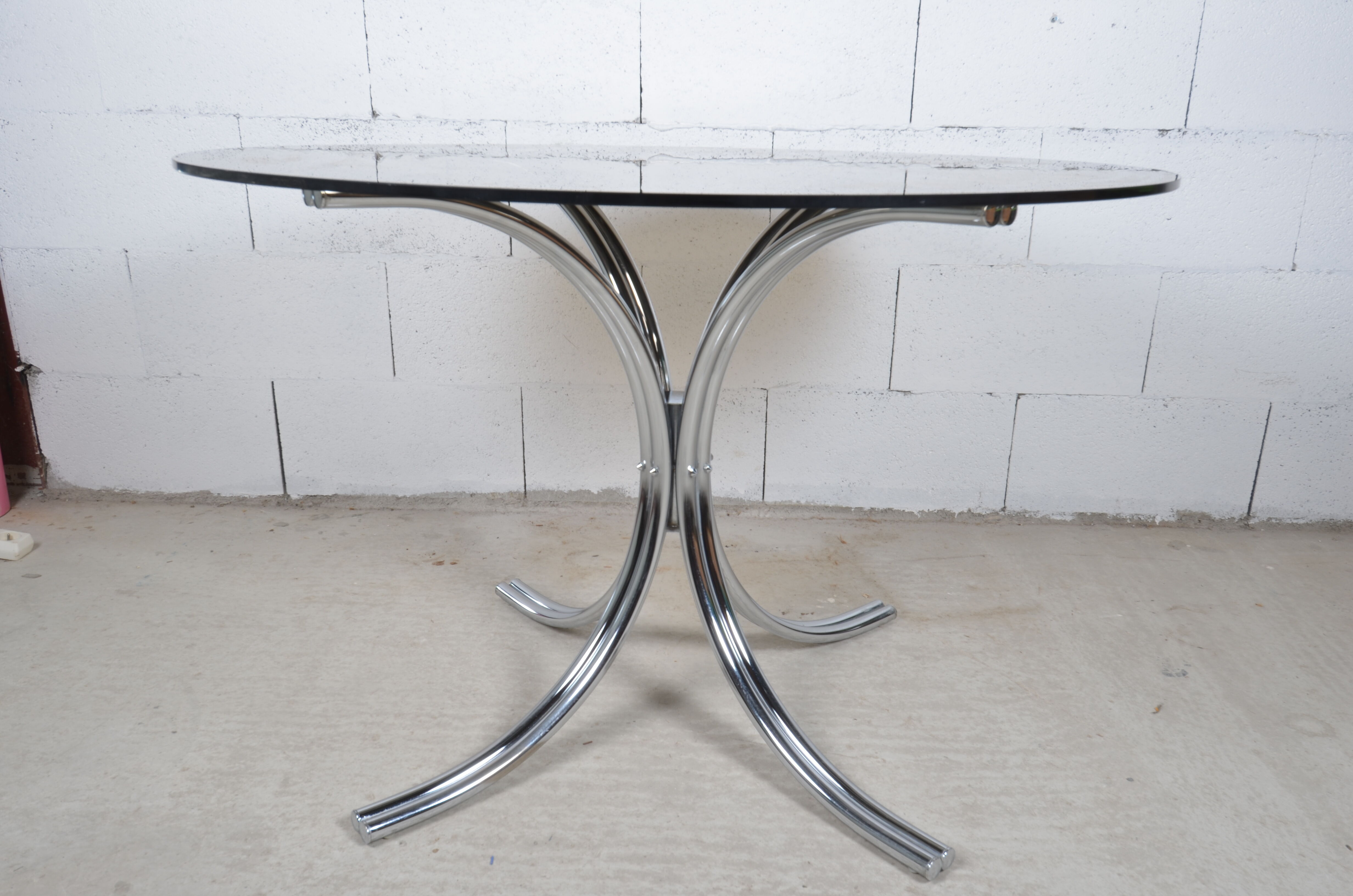 Glass round table chrome feet