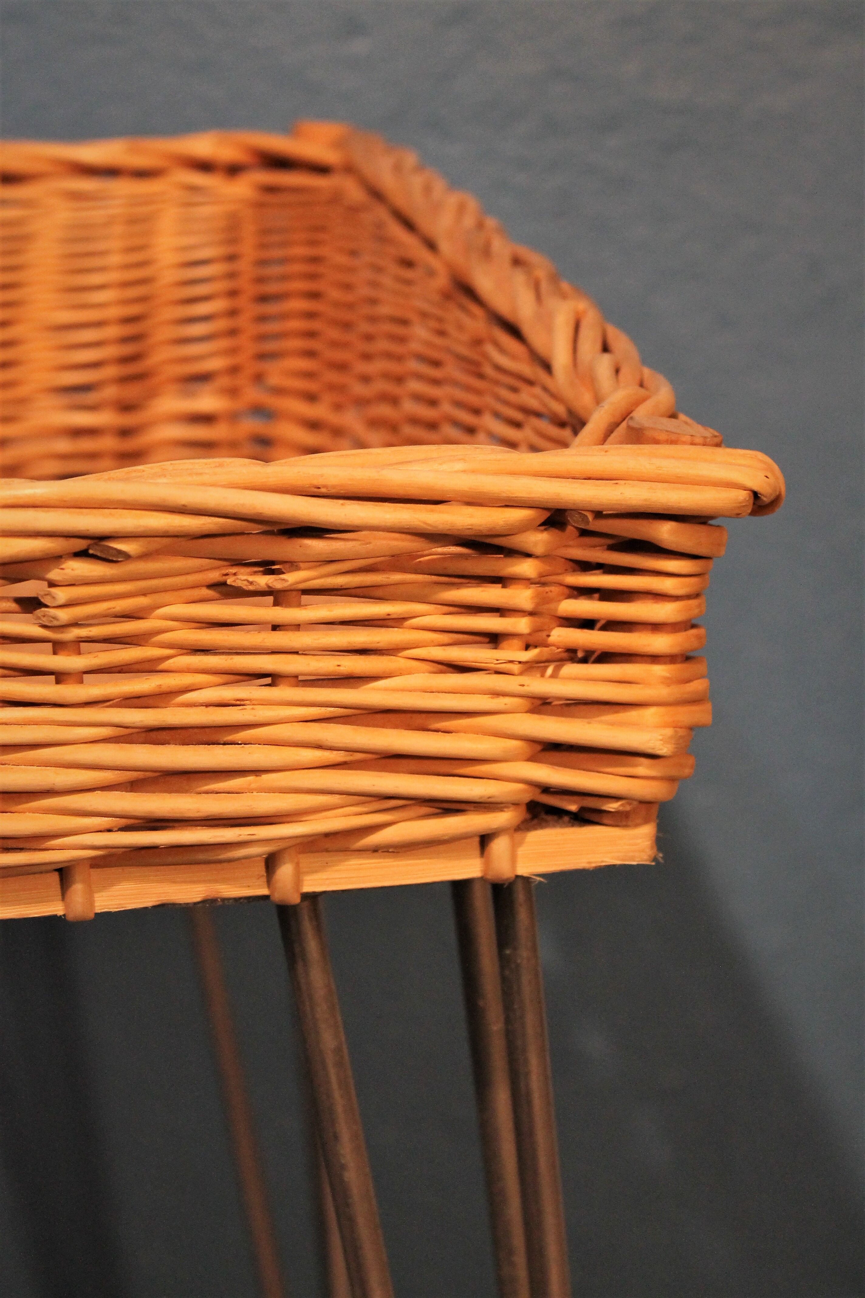 Basket on foot vintage 1970