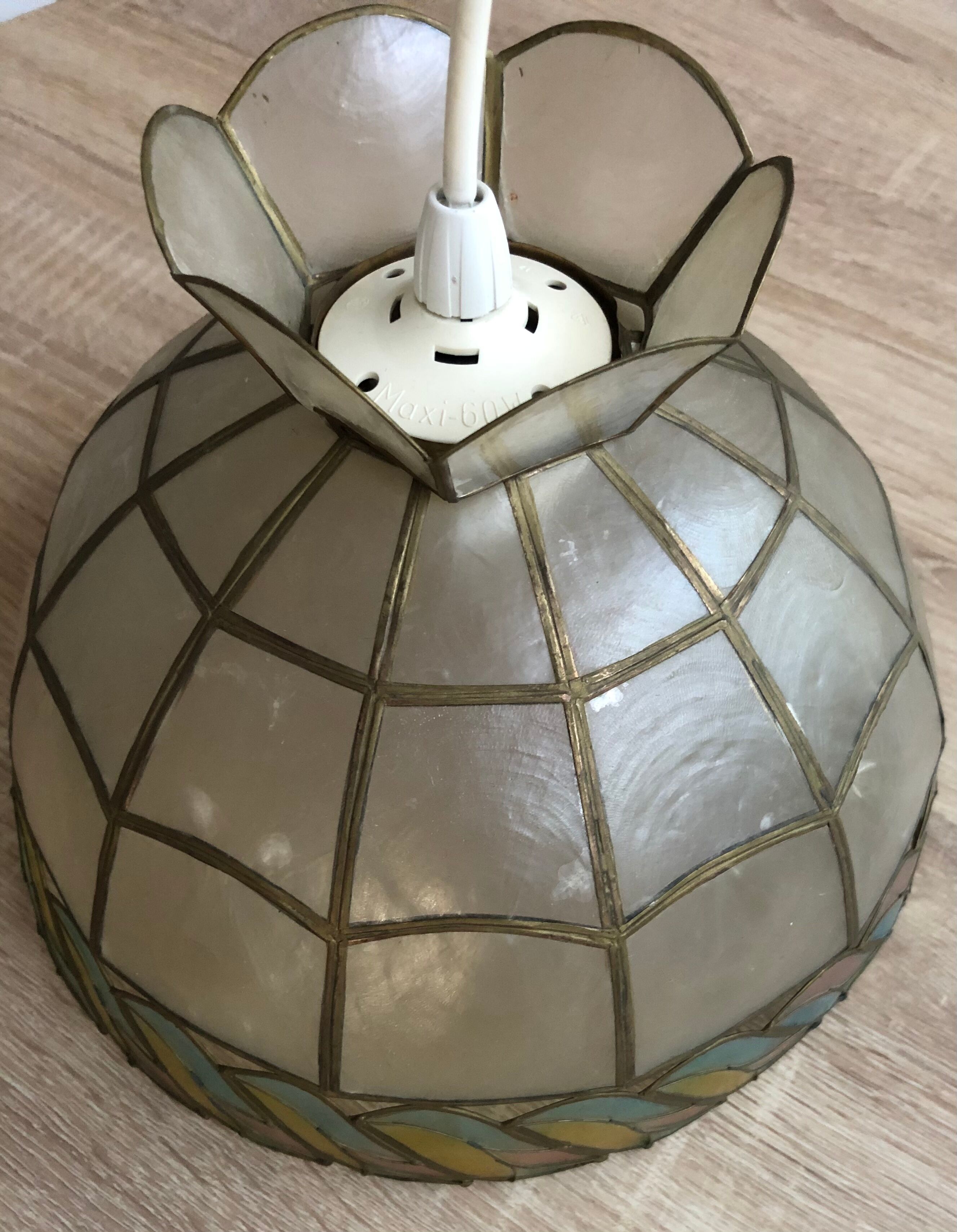 Hanging in tricolour mother-of-pearl