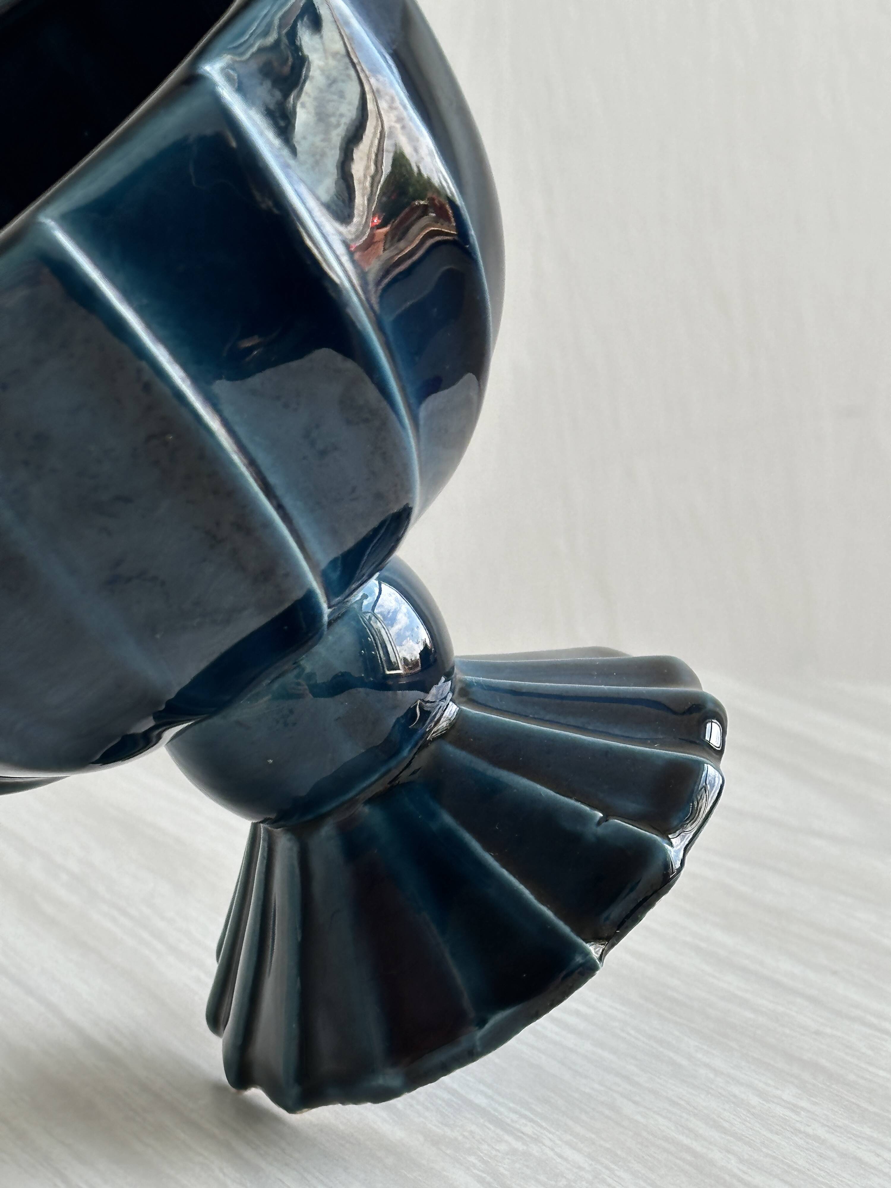 Petite coupe décorative bleue