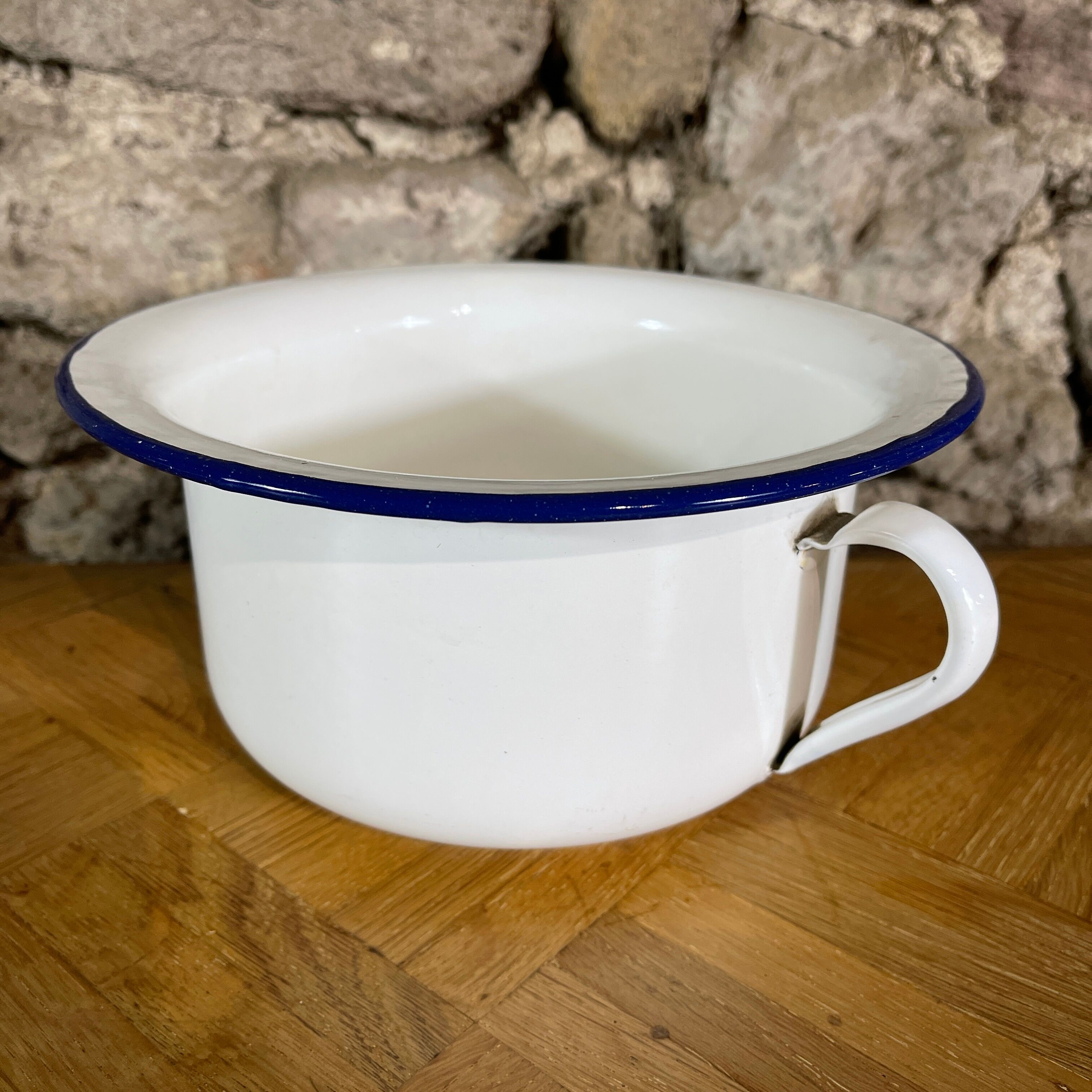 Enamelled pot