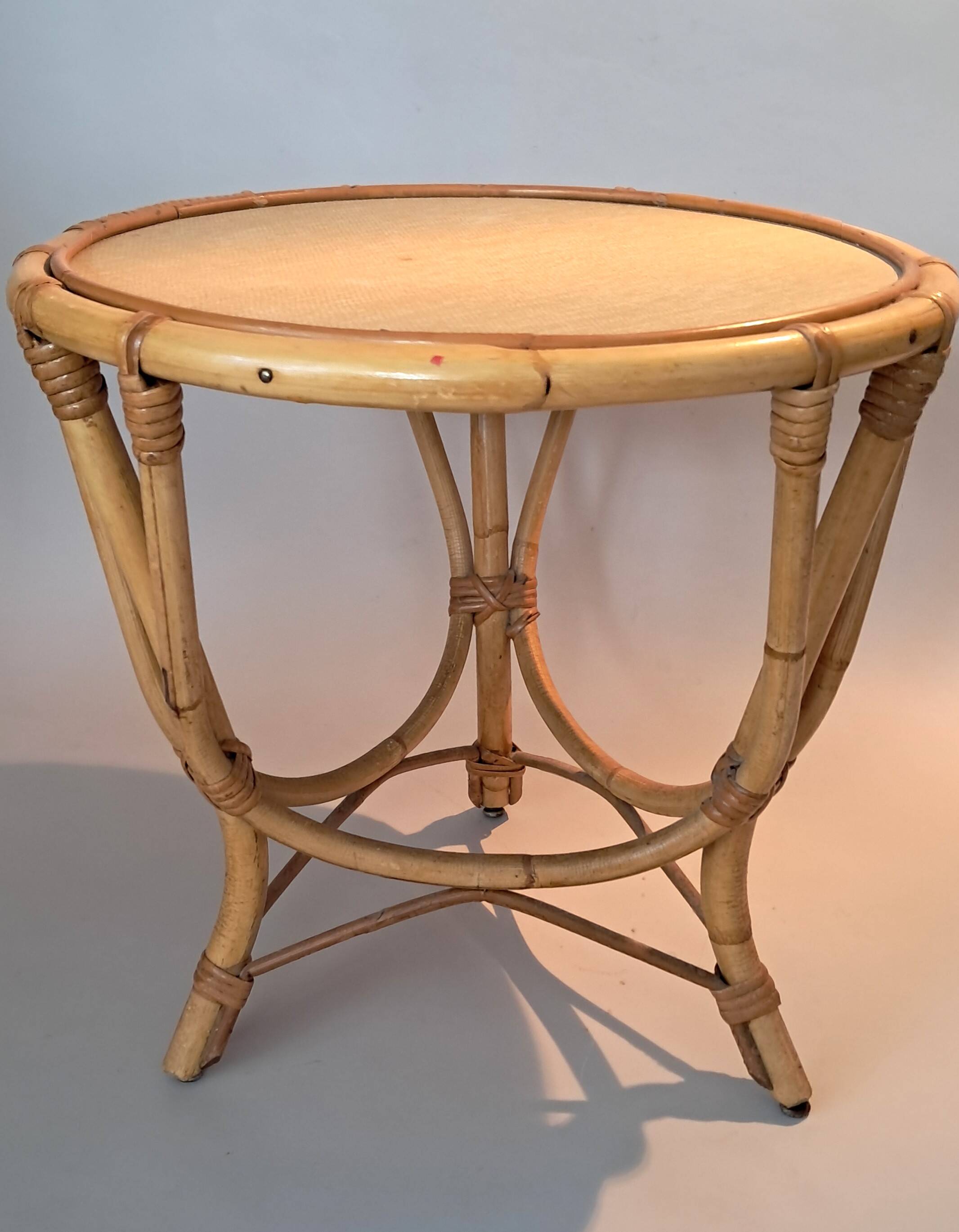 Tripod table in bamboo and rattan from 1960.