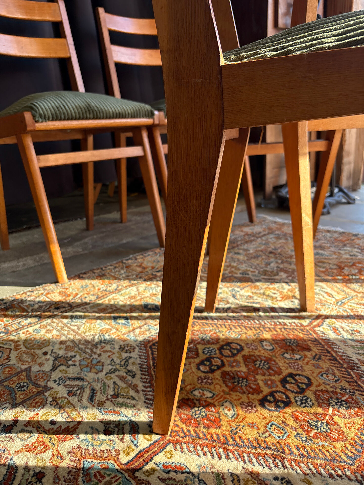 Set of 4 vintage chairs in wood and corduroy – 1950s/60s