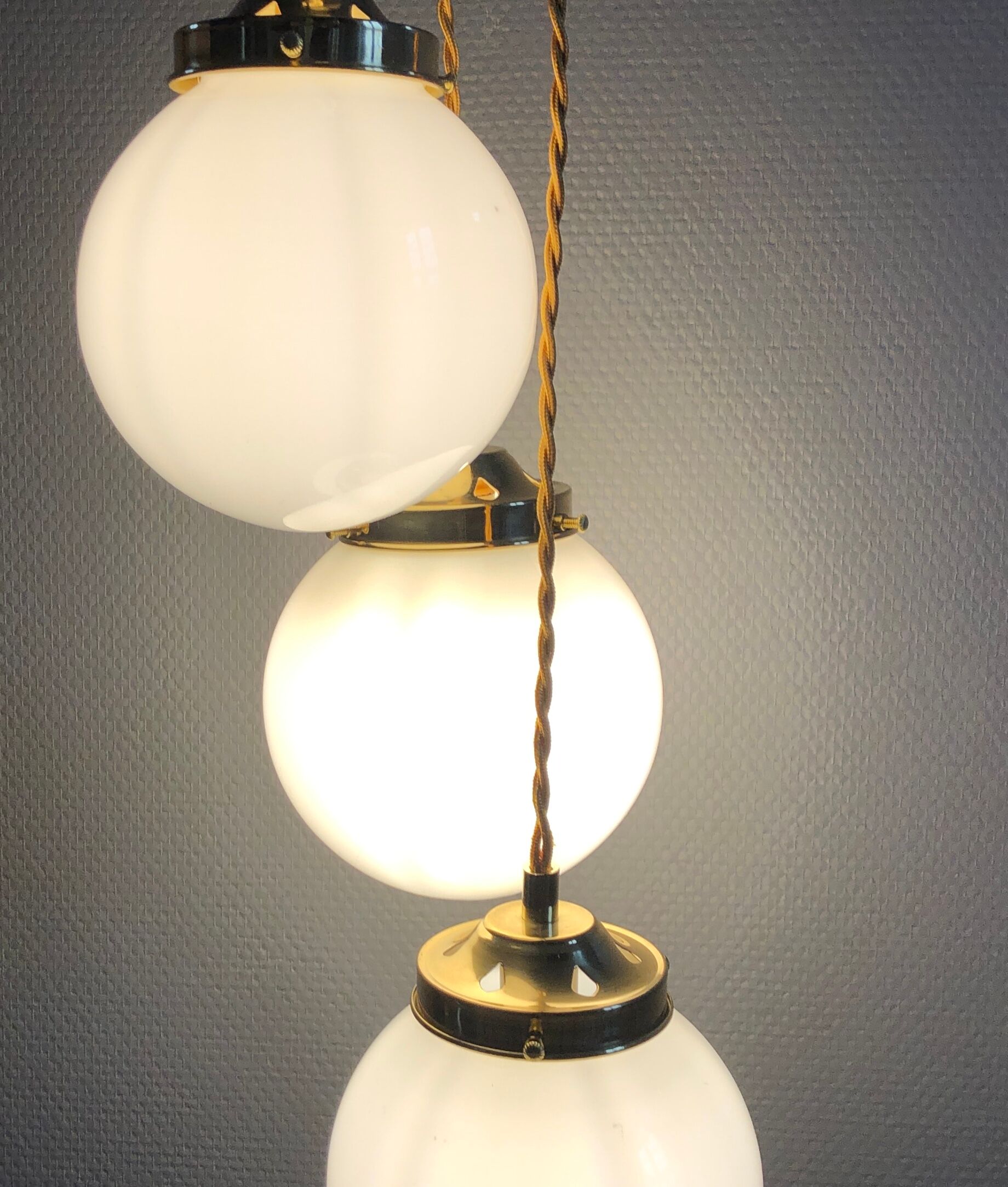 Suspension cascade trois feux globes vintage en opaline blanche