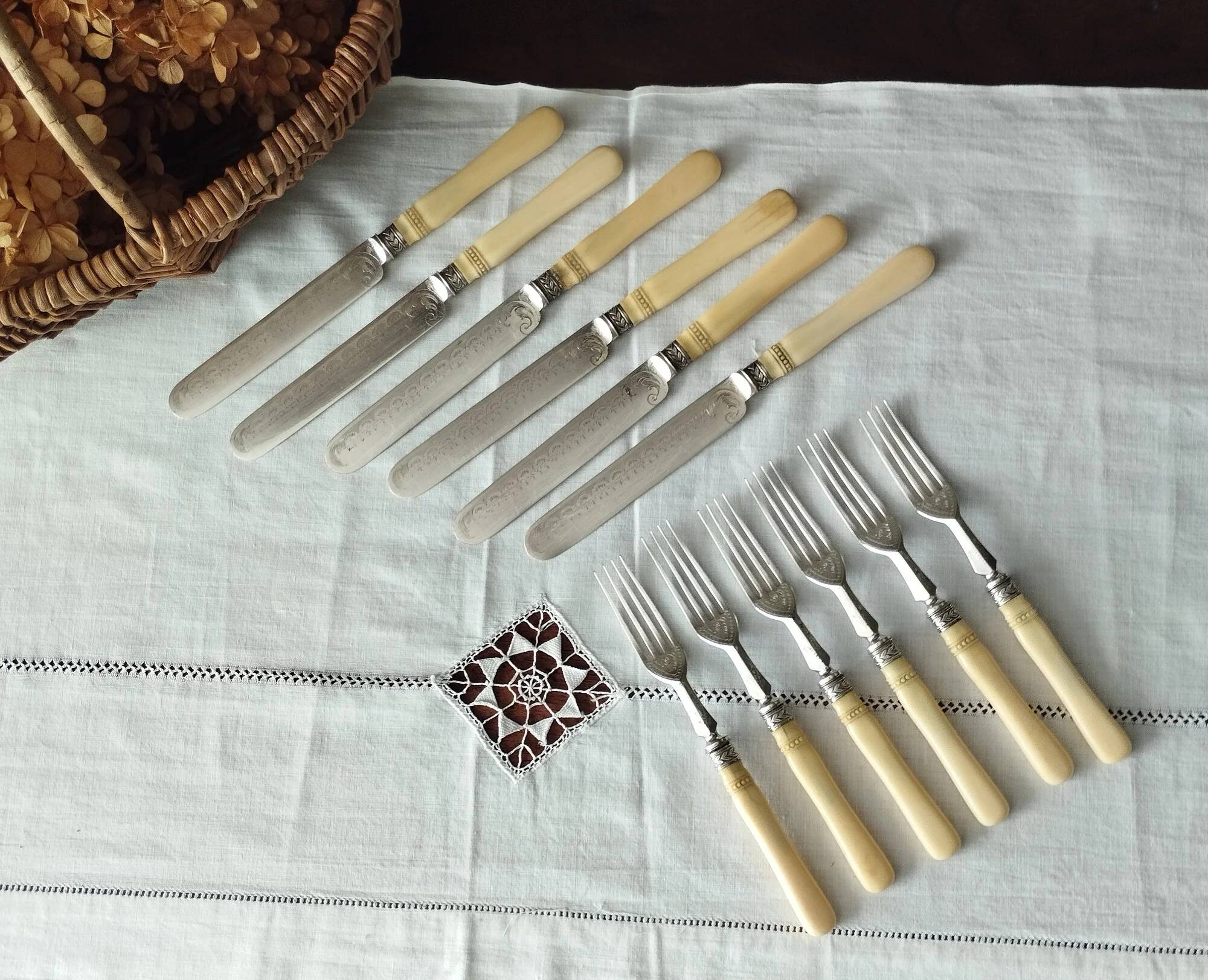 Silver-plated metal dessert cutlery in English Art Deco style