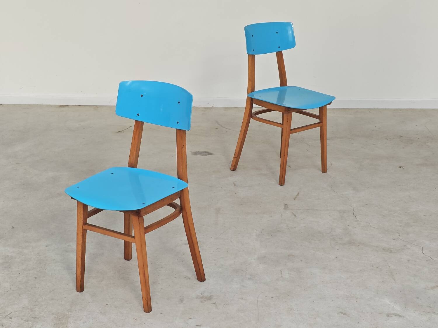 Pair of wooden and plastic chairs Ton Bystrice Thonet