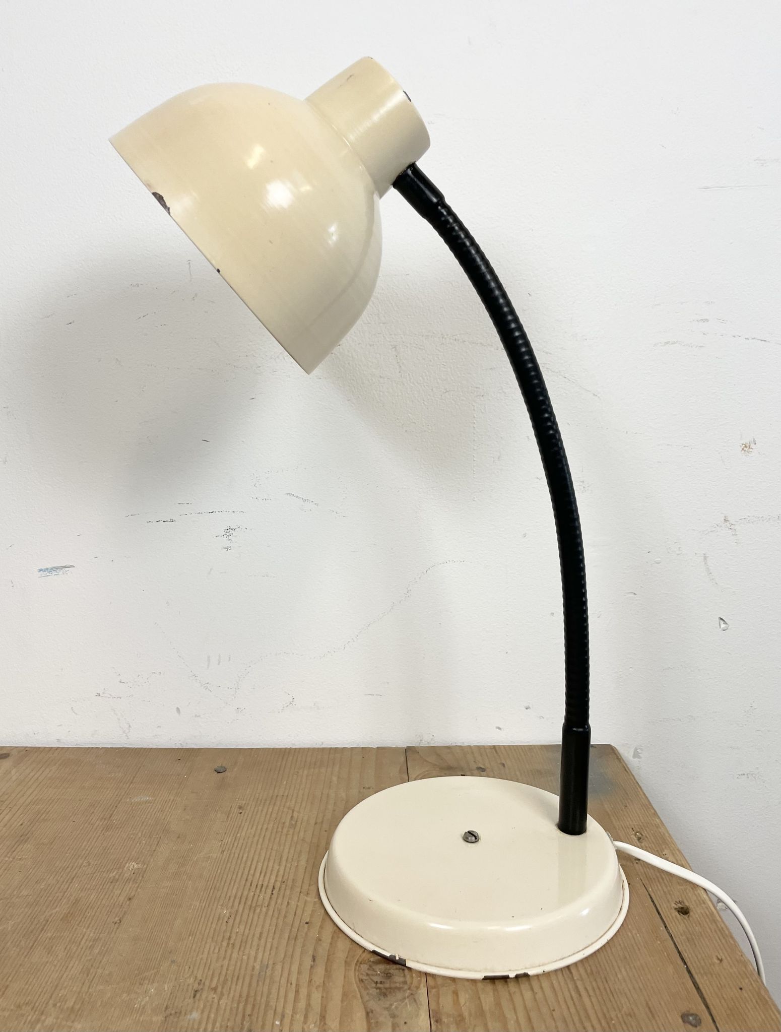 Beige industrial gooseneck table lamp, 1960s